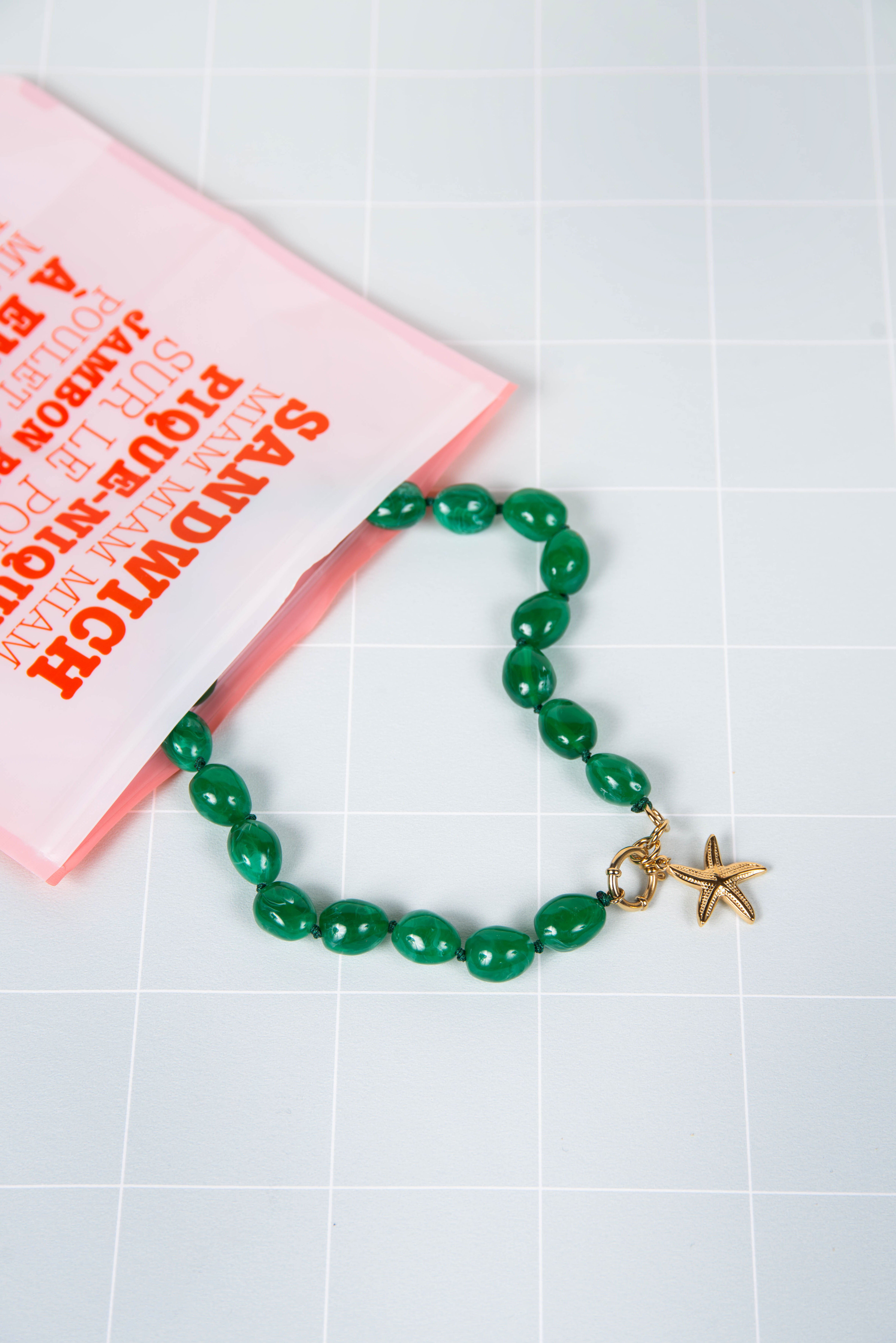 Collier résine vert - avec charms étoile de mer
