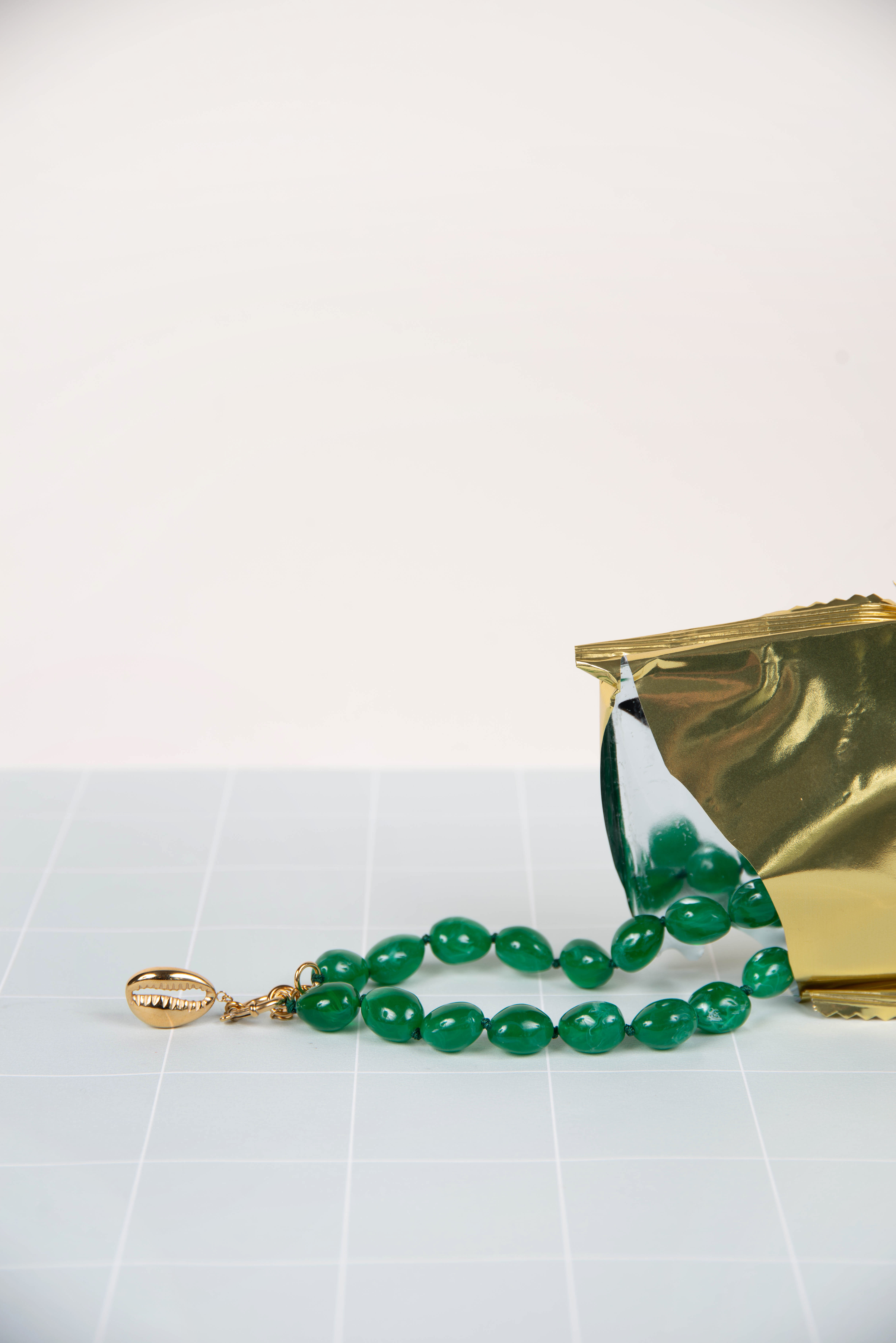 Collier résine vert - avec charms coquillage