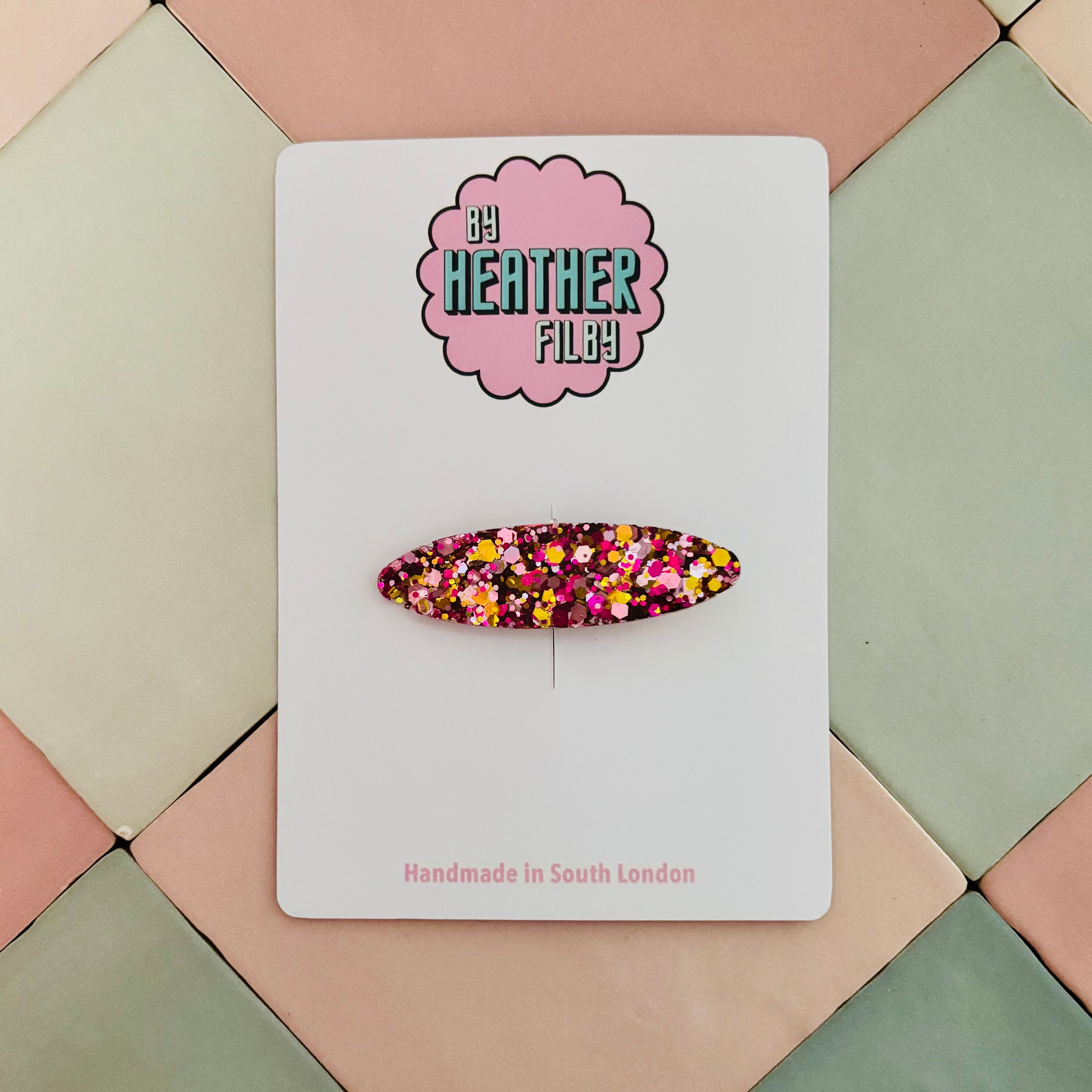 💖 Pink & Gold Oval Glitter Resin Hair Clip