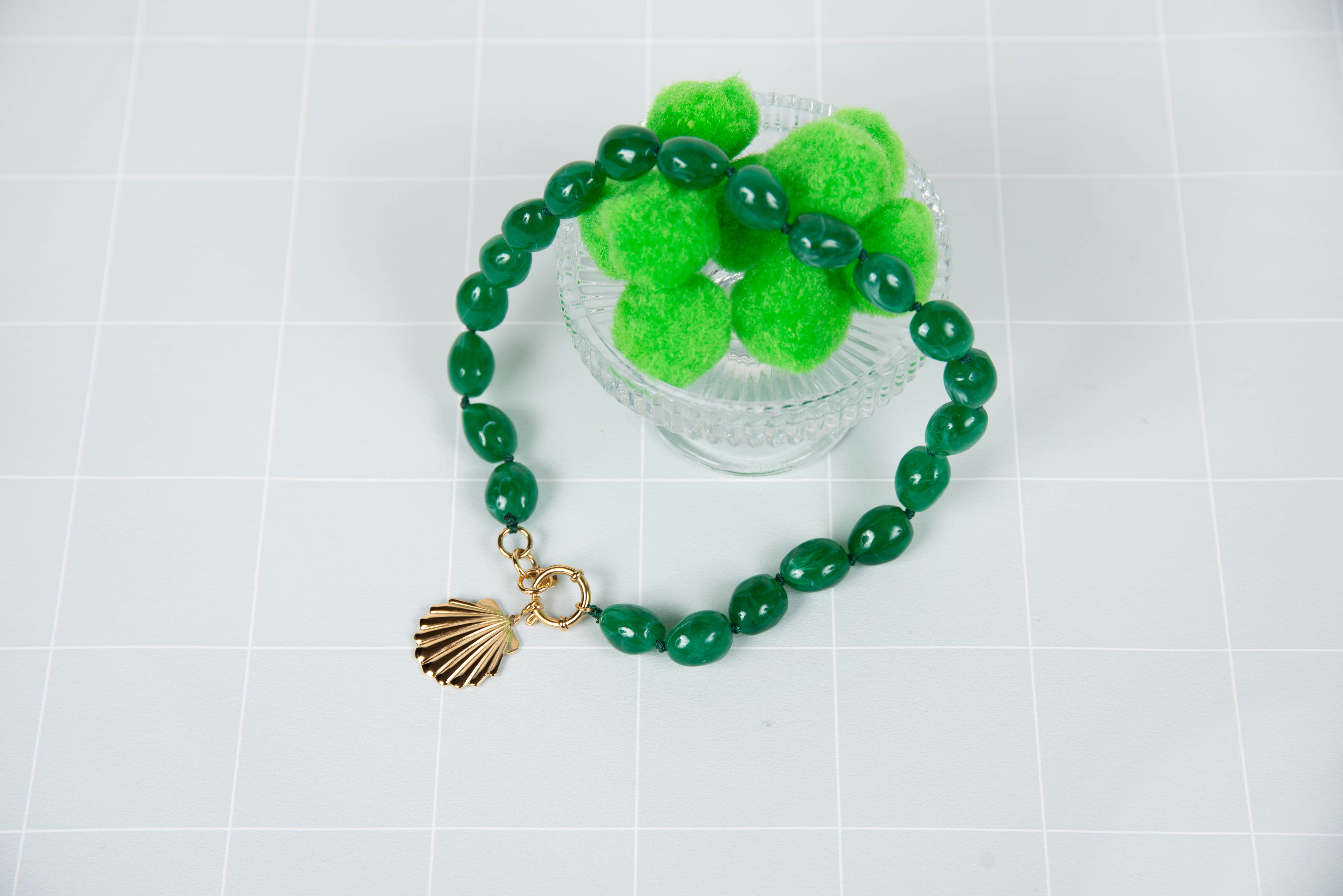 Collier résine vert - avec charms coquille St Jacques