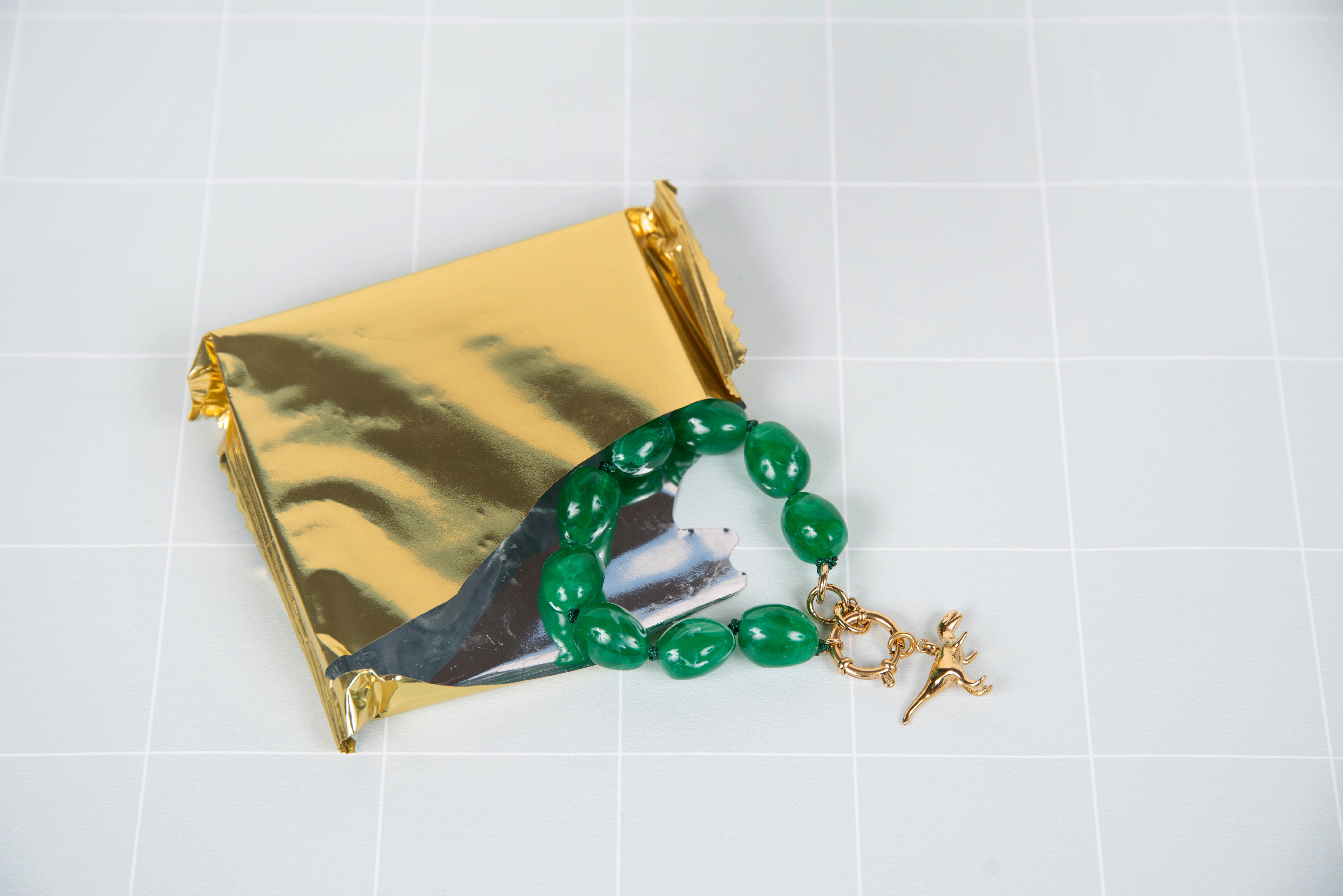 Bracelet résine vert - avec charms dinosaure