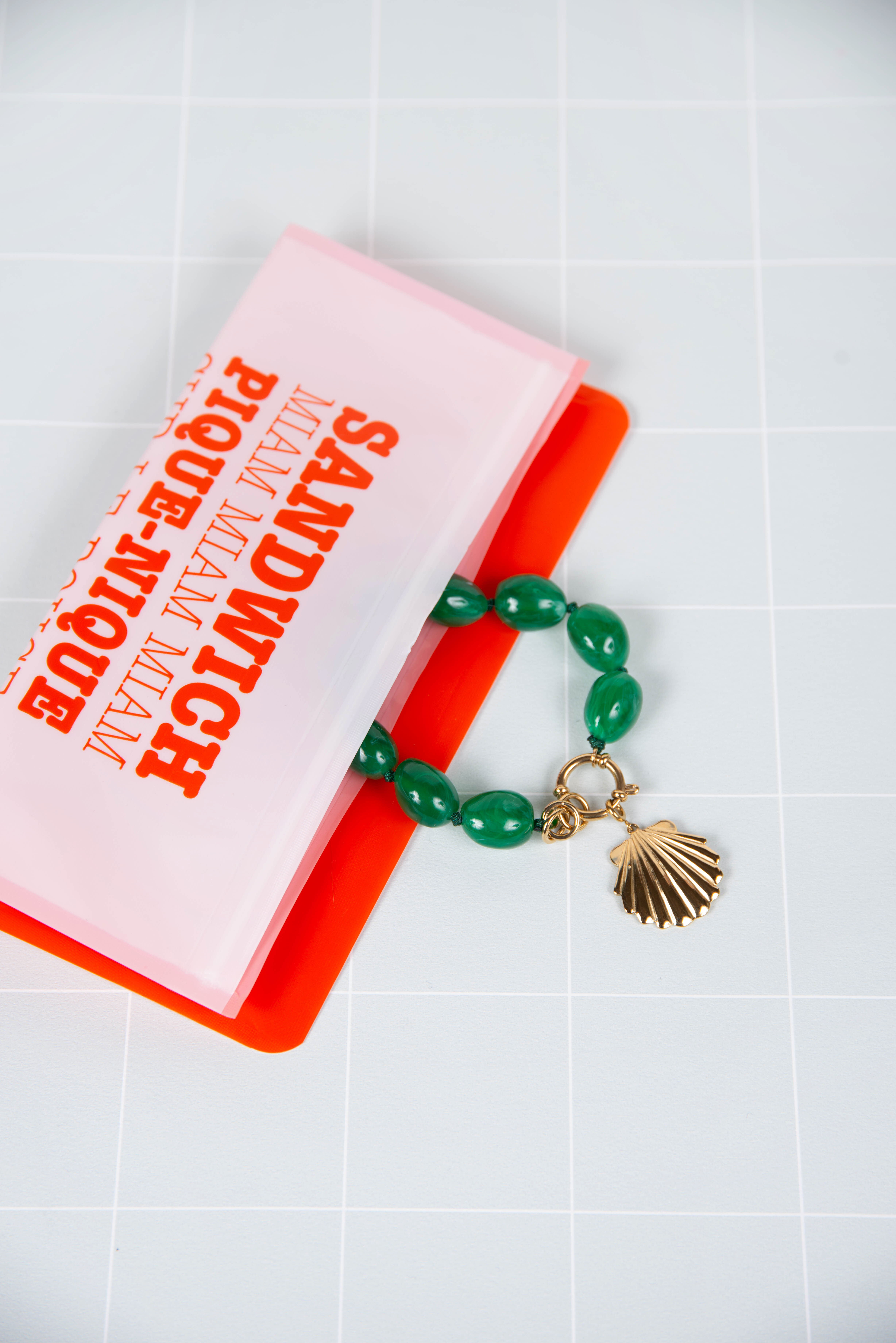 Bracelet résine vert - avec charms coquille St Jacques