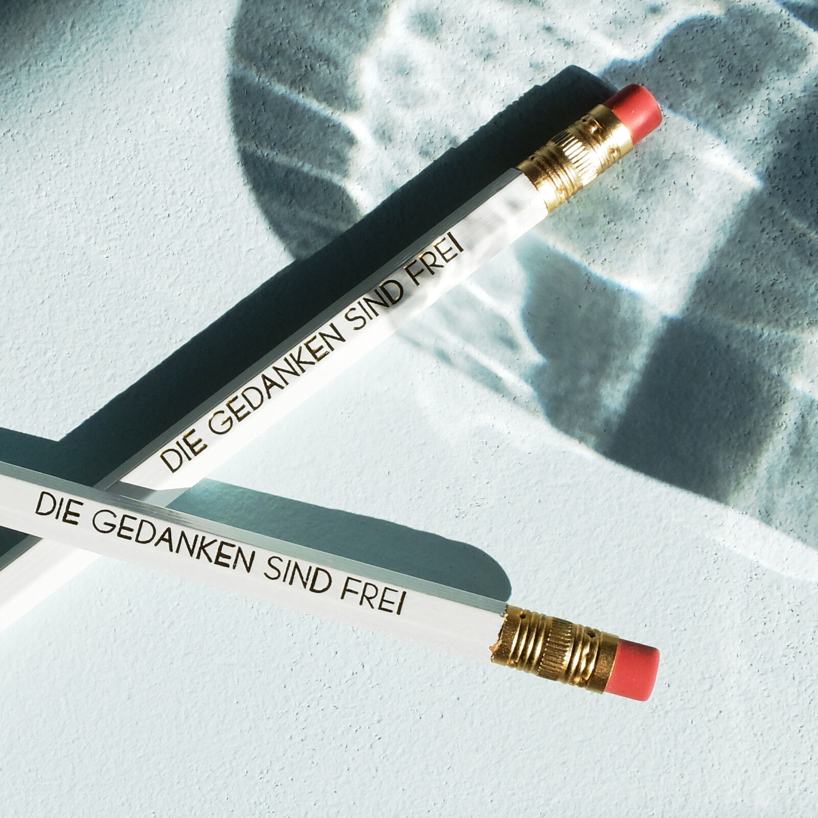 Crayon blanc à pointe dorée « Les pensées sont libres »