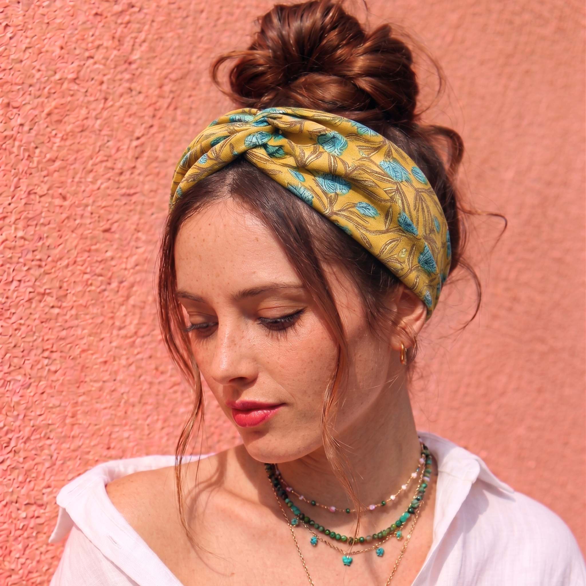 Headband AMARA / bandeau cheveux imprimé fleuri jaune ocre bleu turquoise, style ethnique tendance coloré, accessoire cheveux printemps été, fabriqué à Paris, créatrice française
