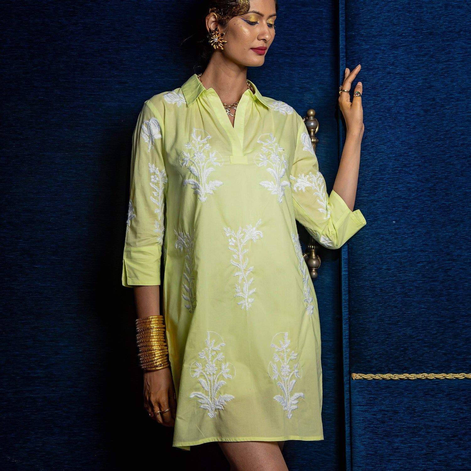 Robe courte touristique vert citron avec broderies blanches en coton