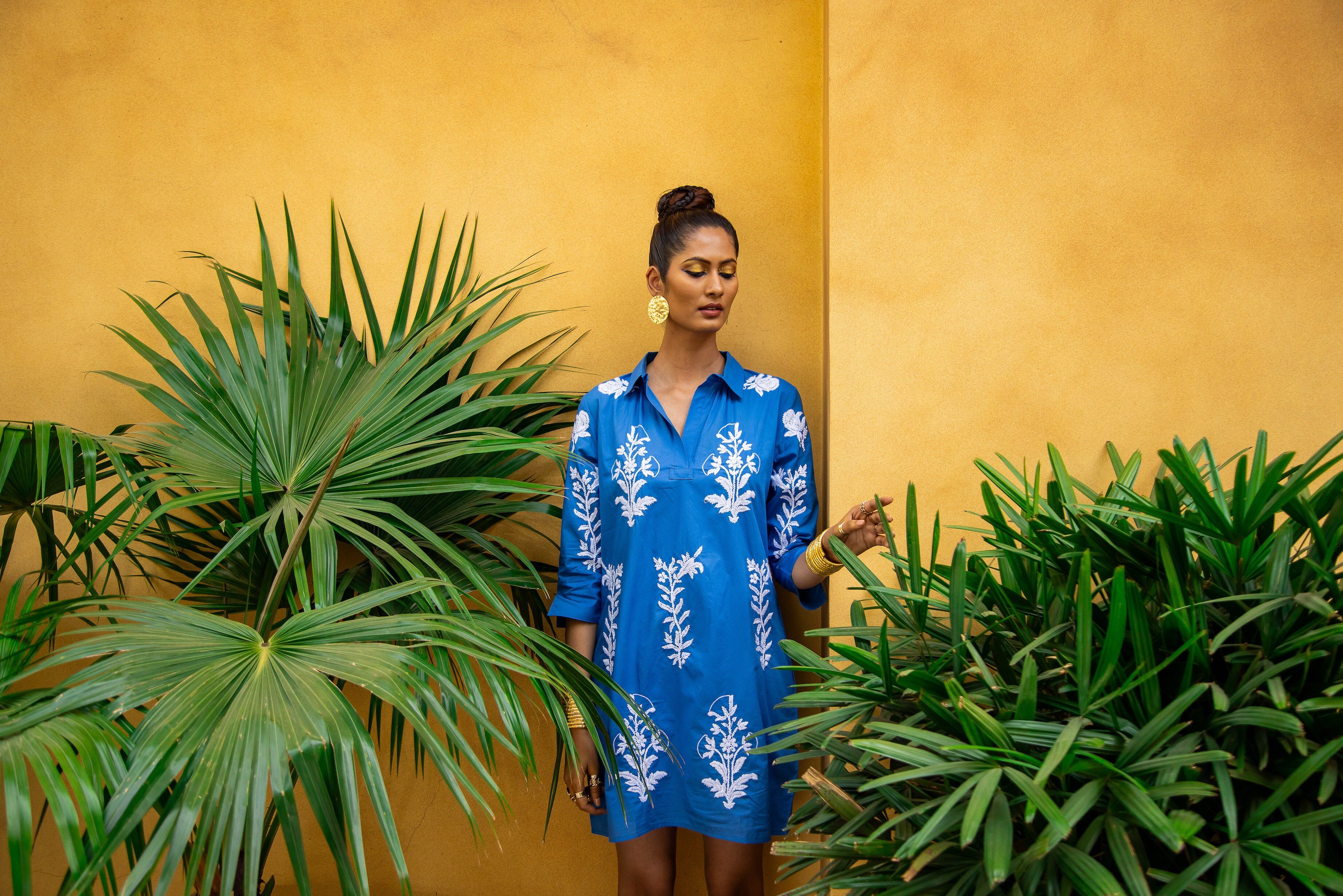Robe courte touristique bleue à broderies blanches en coton