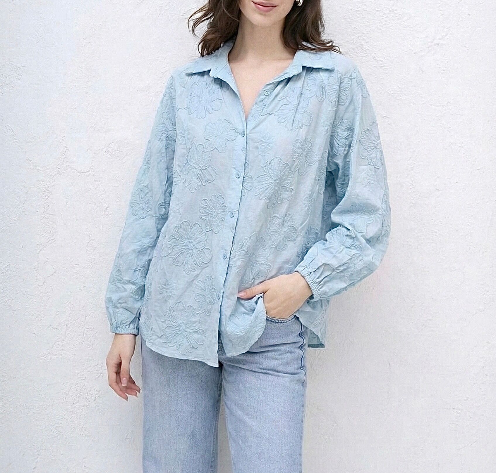Long-sleeved shirt with elasticated cuffs, floral embroidery covering the entire garment, delicately sprinkled with small, discreet sequins.