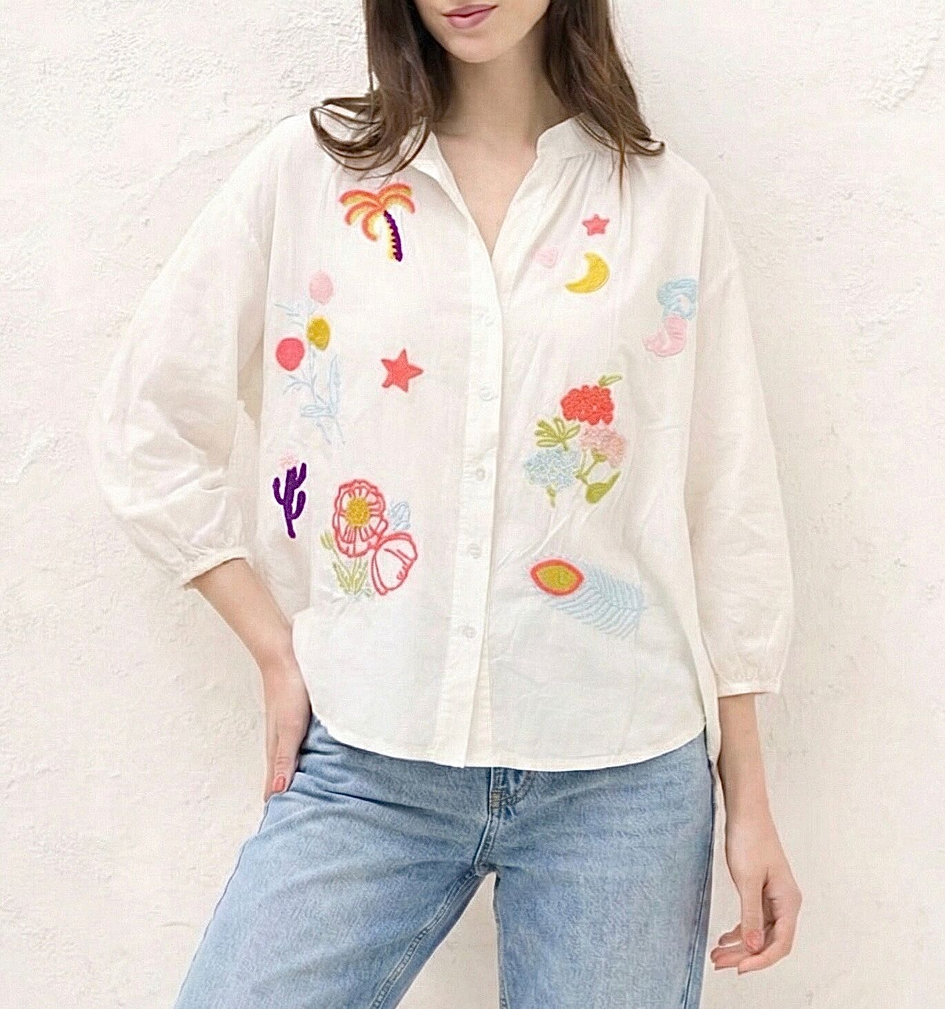 Loose-fitting shirt, longer at the back, mandarin collar, long elasticated sleeves, various colorful embroidery