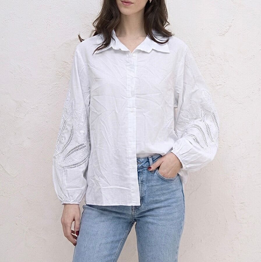 Bohemian shirt with wide long sleeves, embroidered and openwork floral patterns sprinkled with discreet sequins, elasticated cuffs
