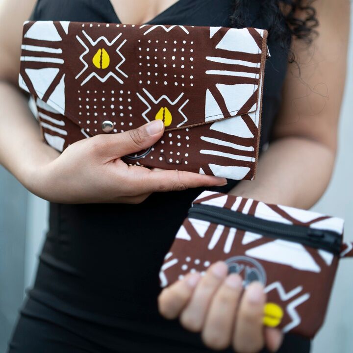Cartera confeccionada con telas tropicales
