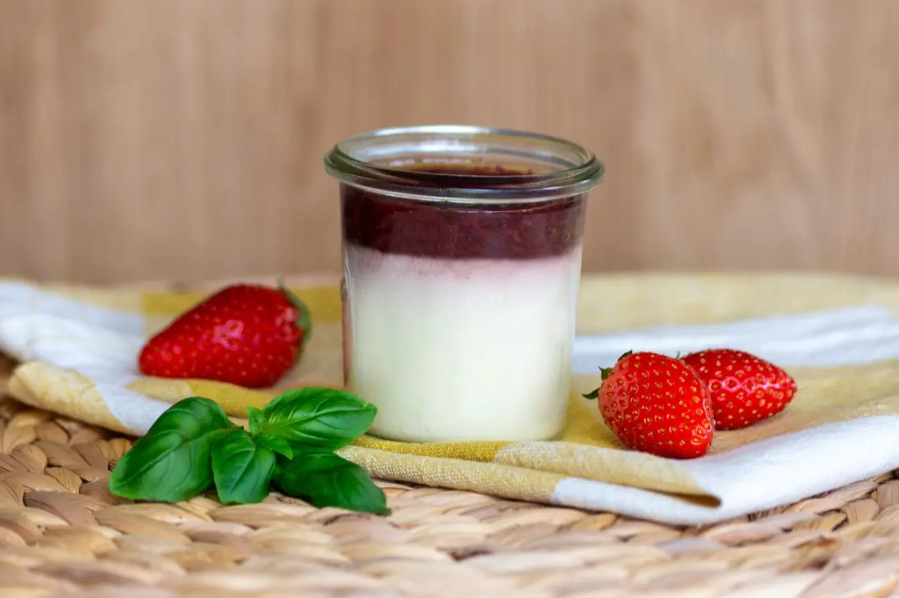 Buy wholesale Cheesecake with strawberry and basil compote