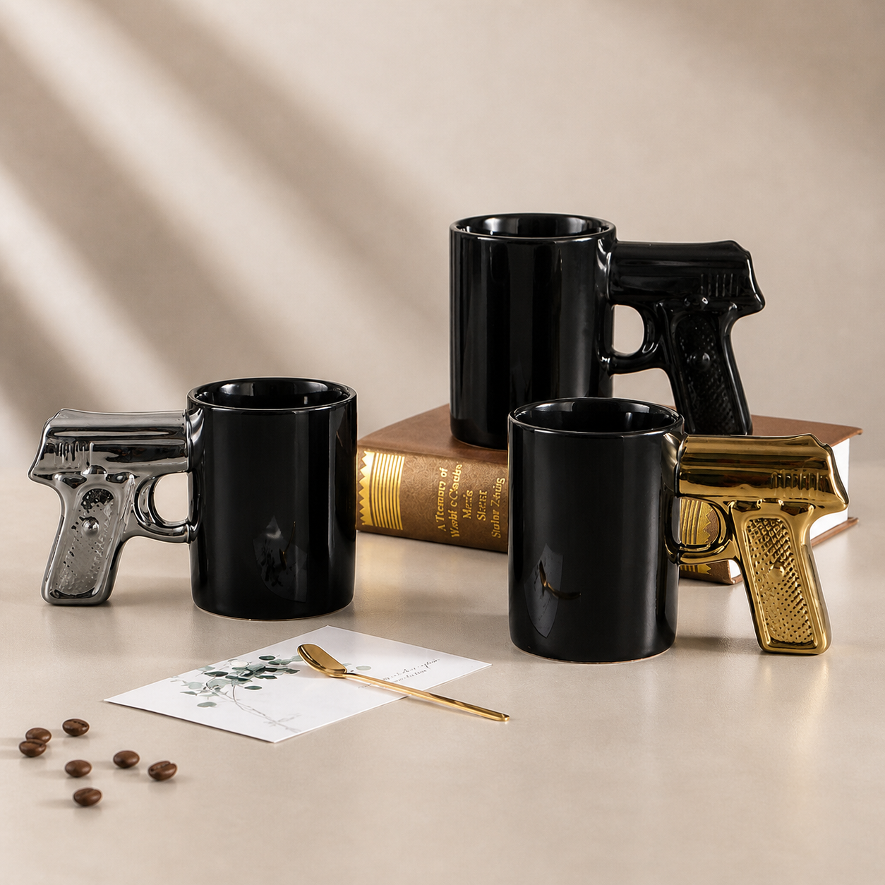 Taza de cerámica con diseño de mango de pistola