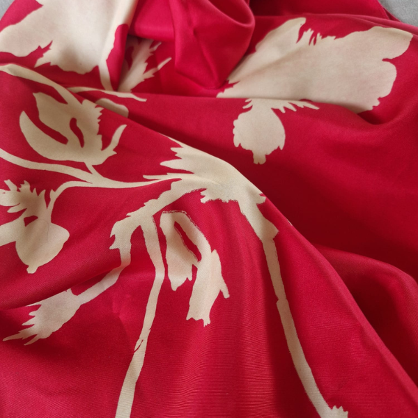 Écharpe en soie sergée Soft Bloom rouge 110 cm x 110 cm
