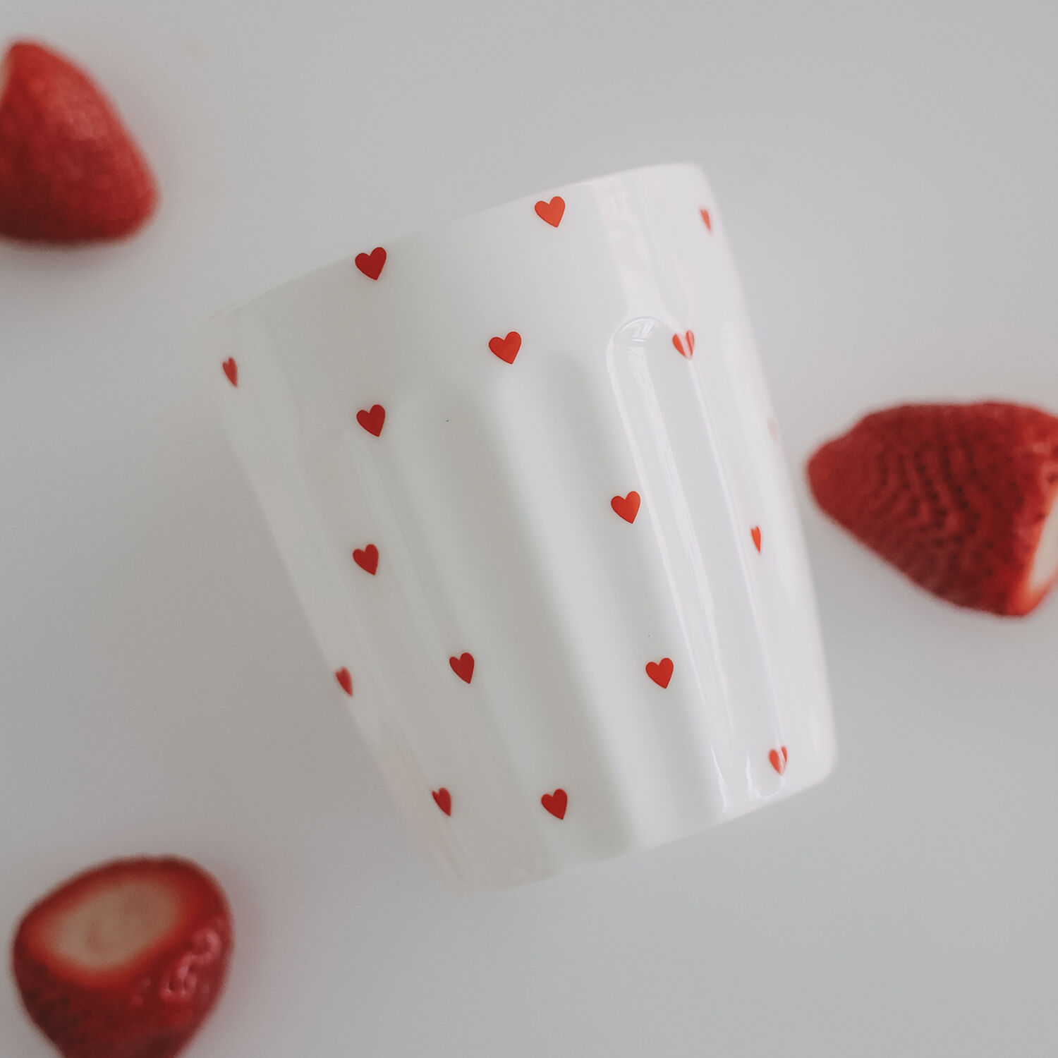 Cups with small red hearts (PU = 4 pcs.) ) 
