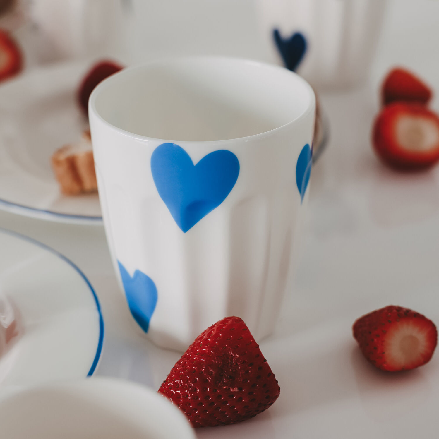 Cups with large hearts, light blue (PU = 4 pcs.) ) 