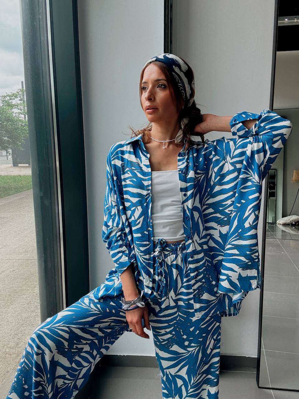 Conjunto de camisa fluida y pantalón ancho estampado – Estilo tropical moderno