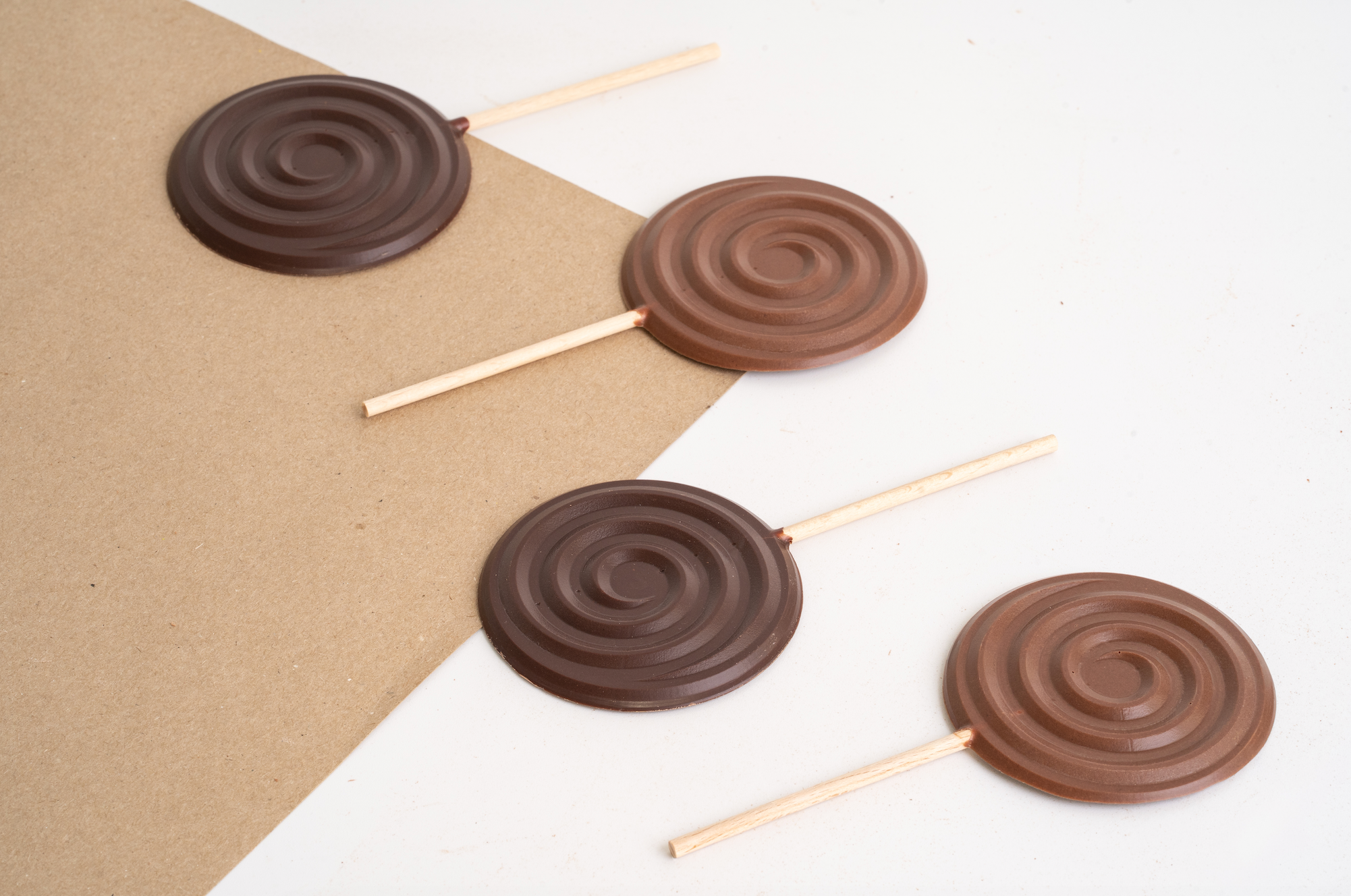 Dark chocolate lollipop (66%) or milk chocolate lollipop (37%)