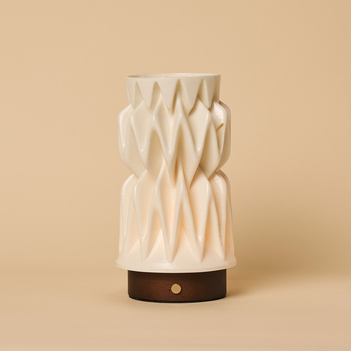 Lampe de table rechargeable Vento en bois brun foncé | Porcelaine imprimée en 3D, intensité variable et 3 modes d'éclairage