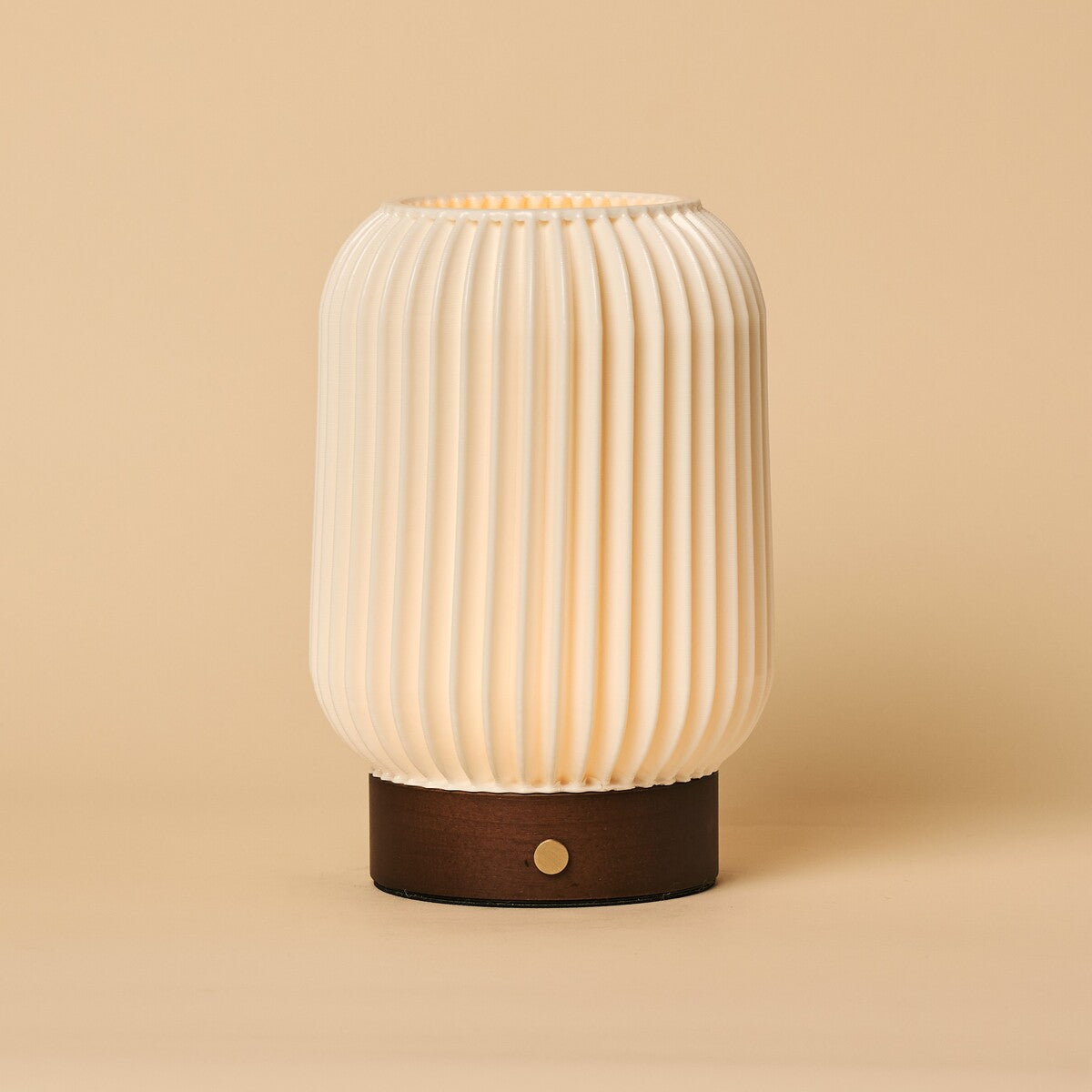 Lampe de table rechargeable Alba en bois marron foncé | Sans fil, 3 modes d'éclairage et fonction de variation d'intensité