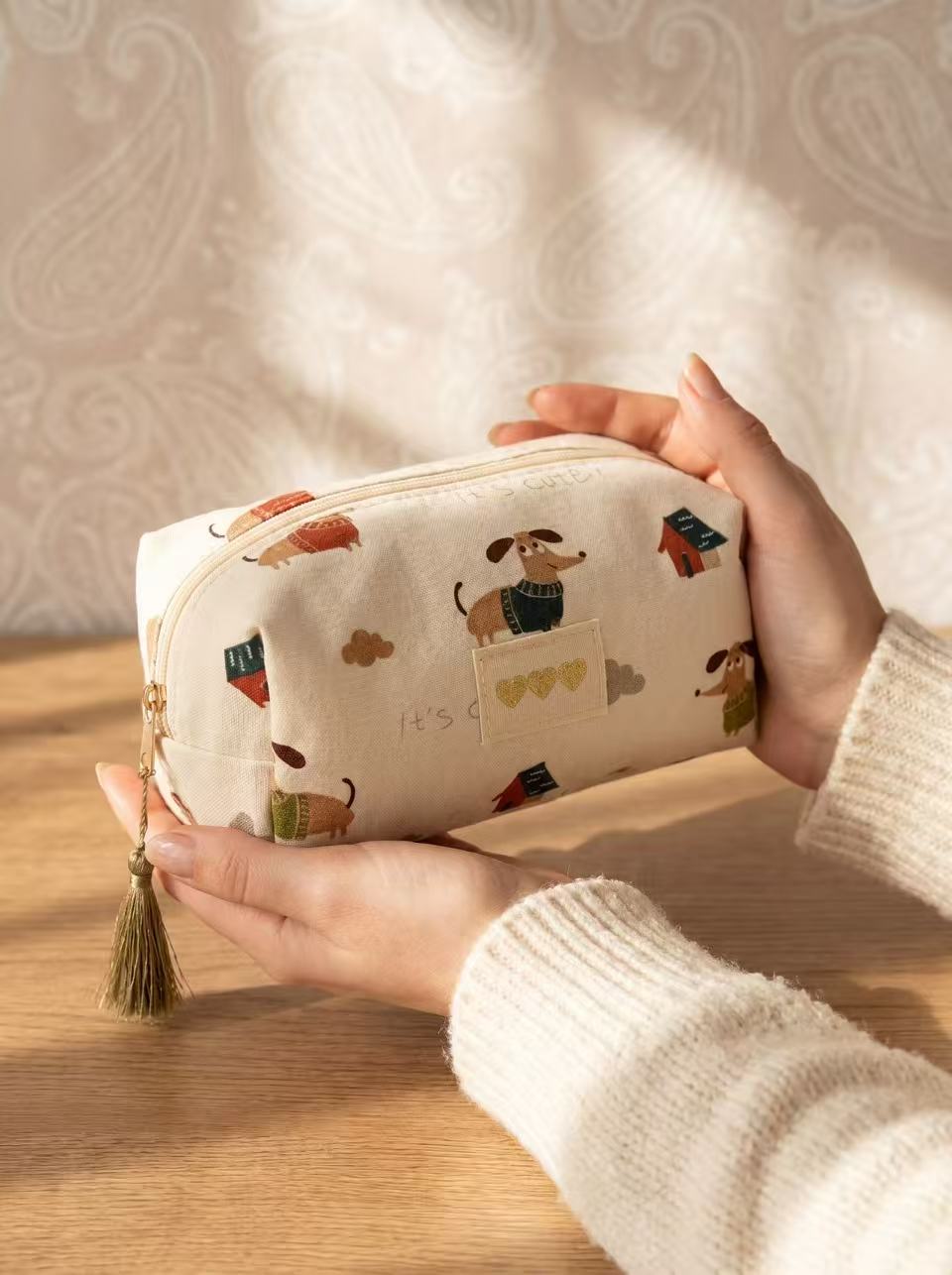 Pochette da toilette 16x9x9 cm con disegno di un piccolo cane bassotto e scritta "It's Cute".