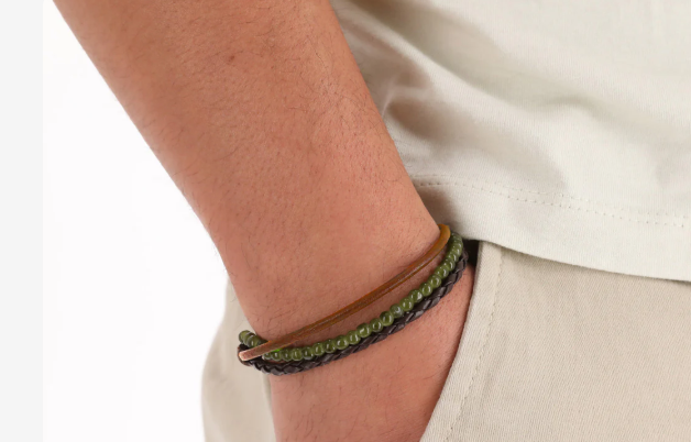 Bracelet en cuir vert et marron avec fermeture réglable.