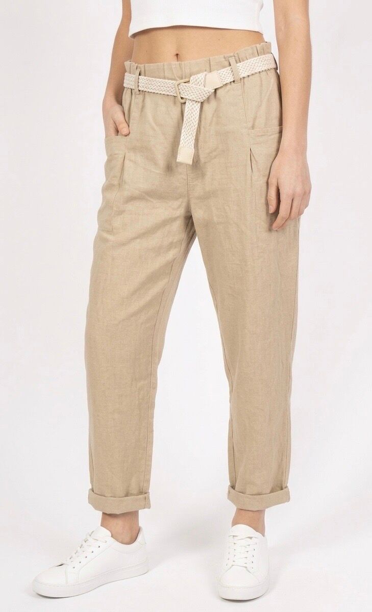 Linen-cotton carrot-cut trousers with elasticated and gathered waist, practical front pockets enhanced by structuring darts, ecru braided belt