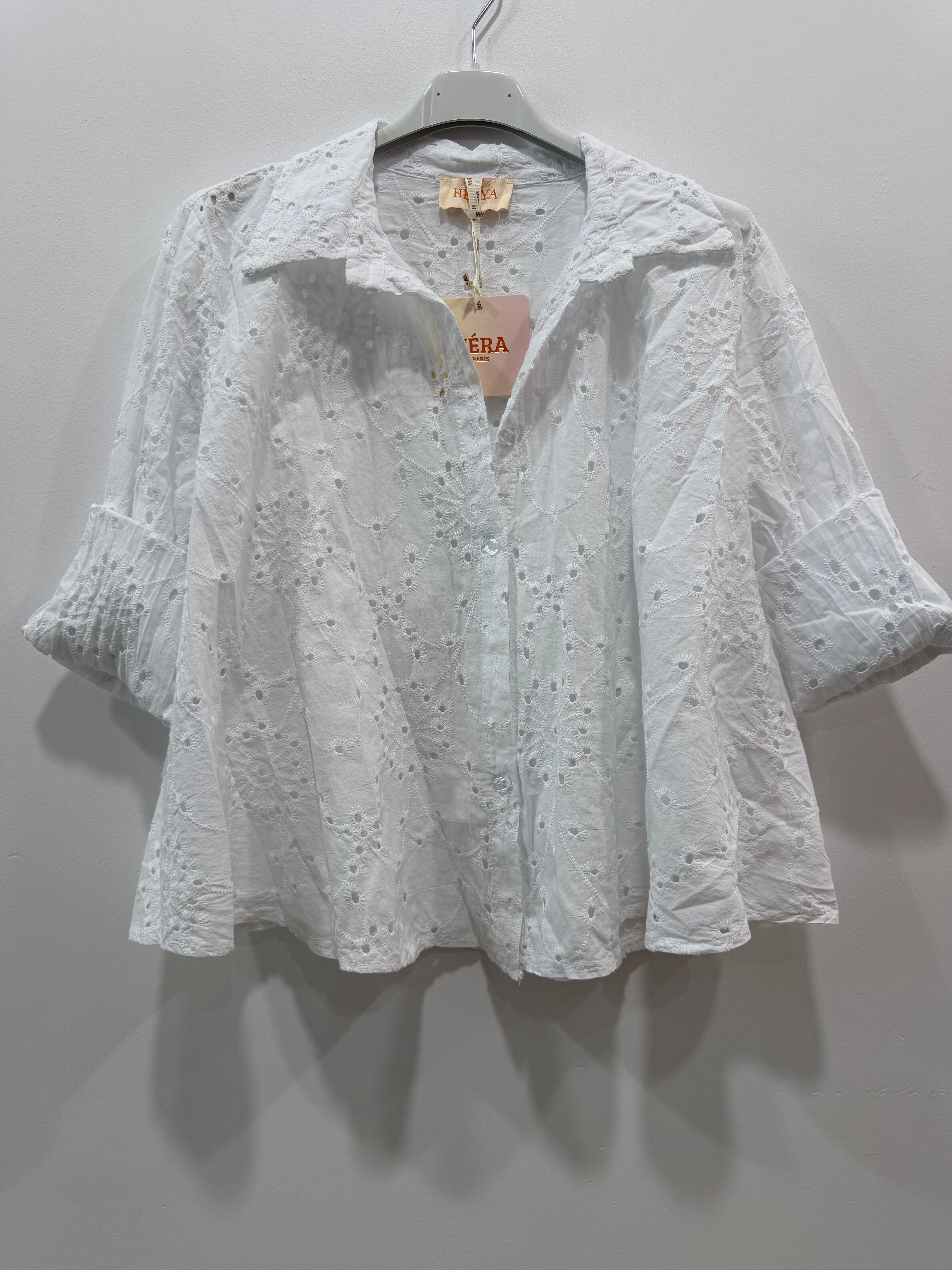 Chemise ample manches longues poignets boutonnés motif floral en broderie anglaise ajourée sur l'ensemble de la pièce