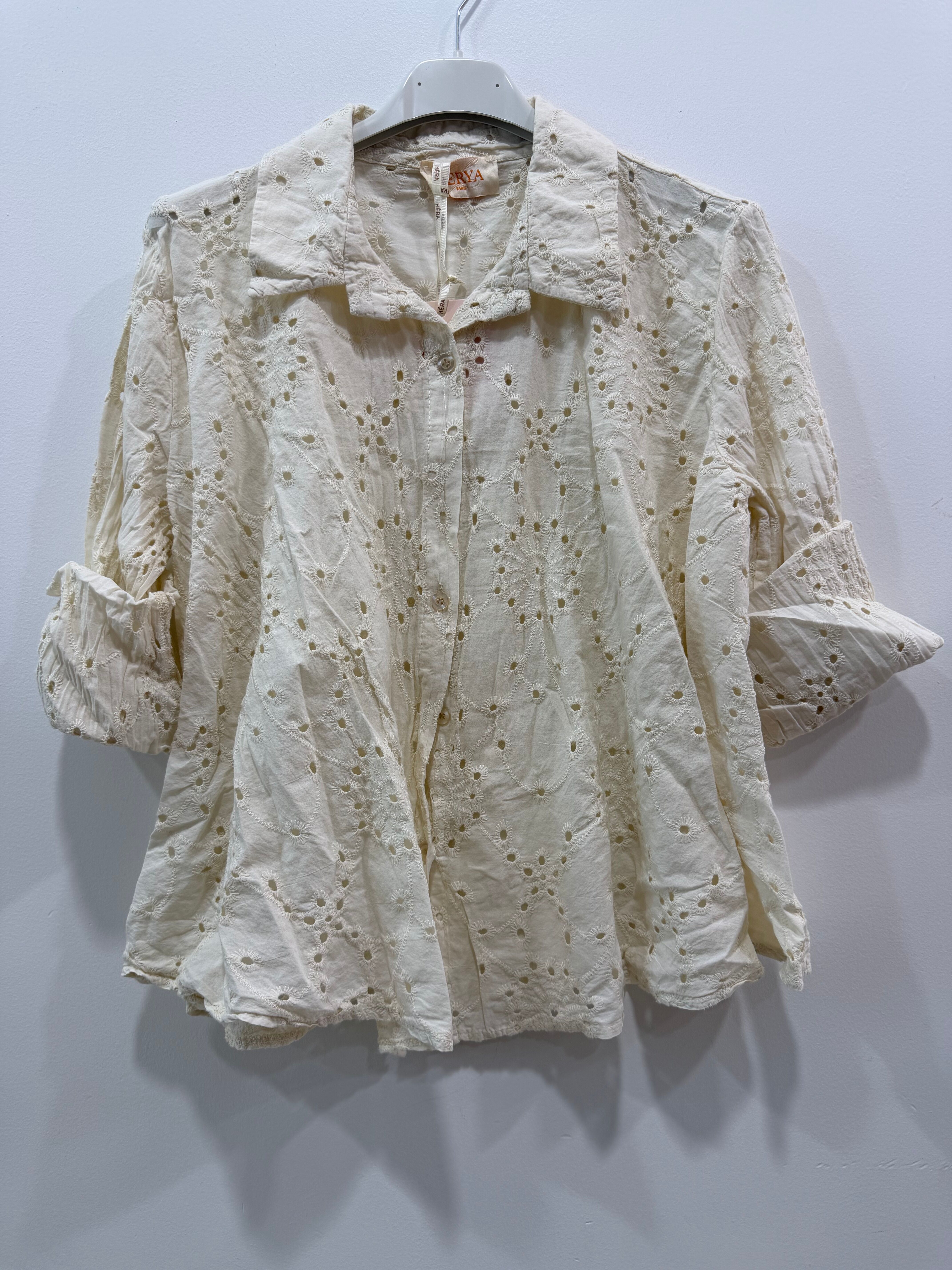 Chemise ample manches longues poignets boutonnés motif floral en broderie anglaise ajourée sur l'ensemble de la pièce