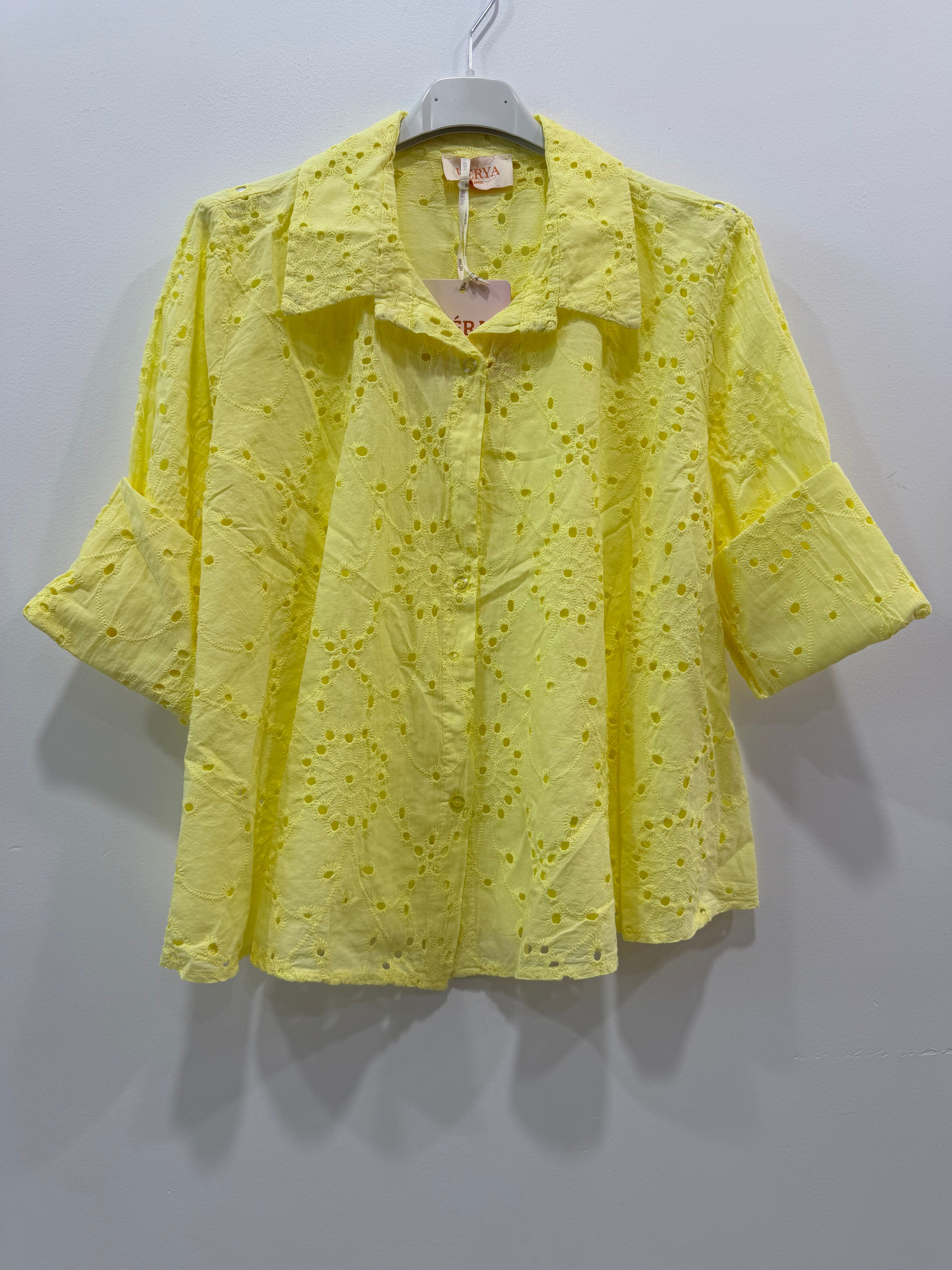Chemise ample manches longues poignets boutonnés motif floral en broderie anglaise ajourée sur l'ensemble de la pièce