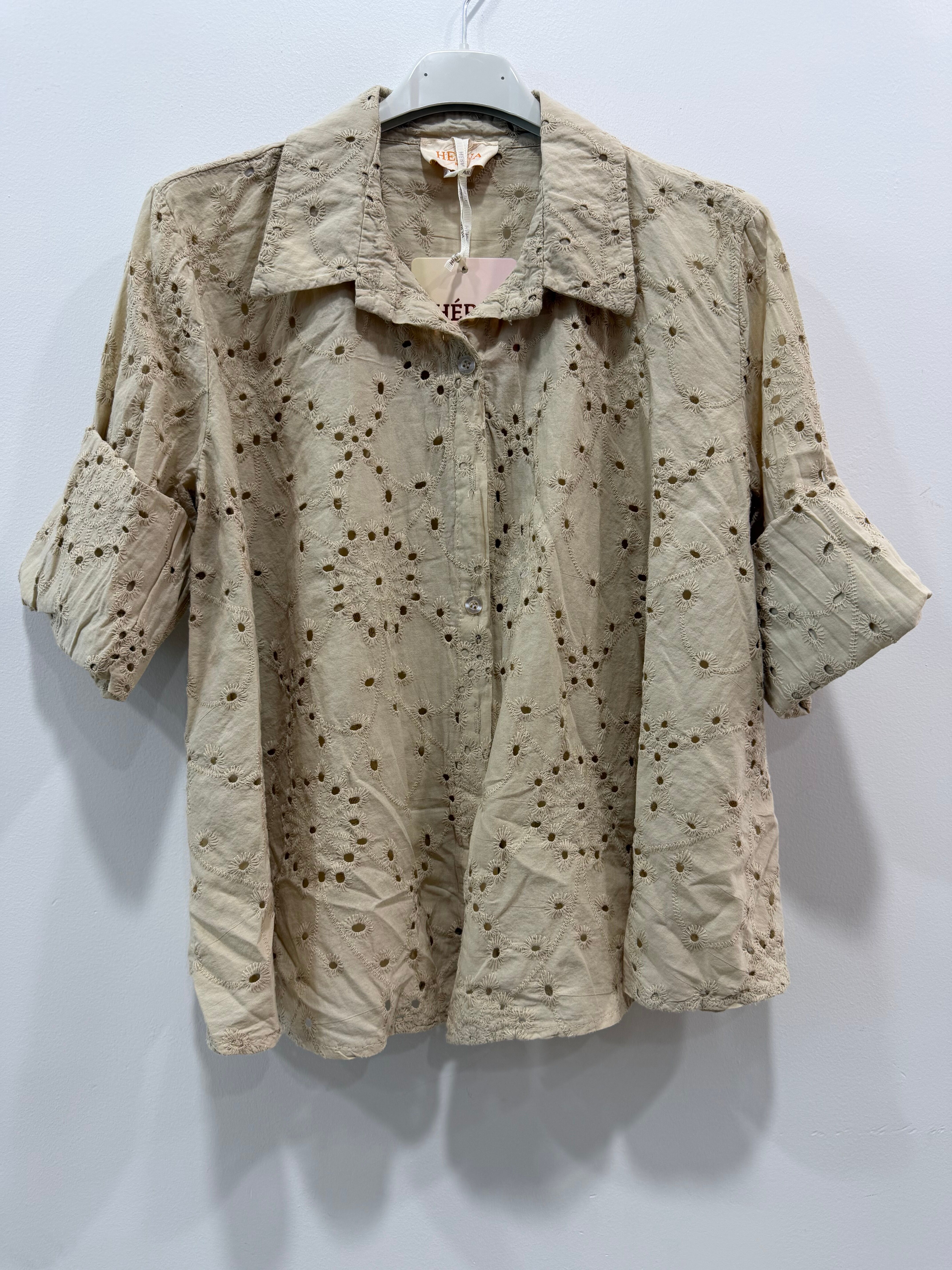 Chemise ample manches longues poignets boutonnés motif floral en broderie anglaise ajourée sur l'ensemble de la pièce