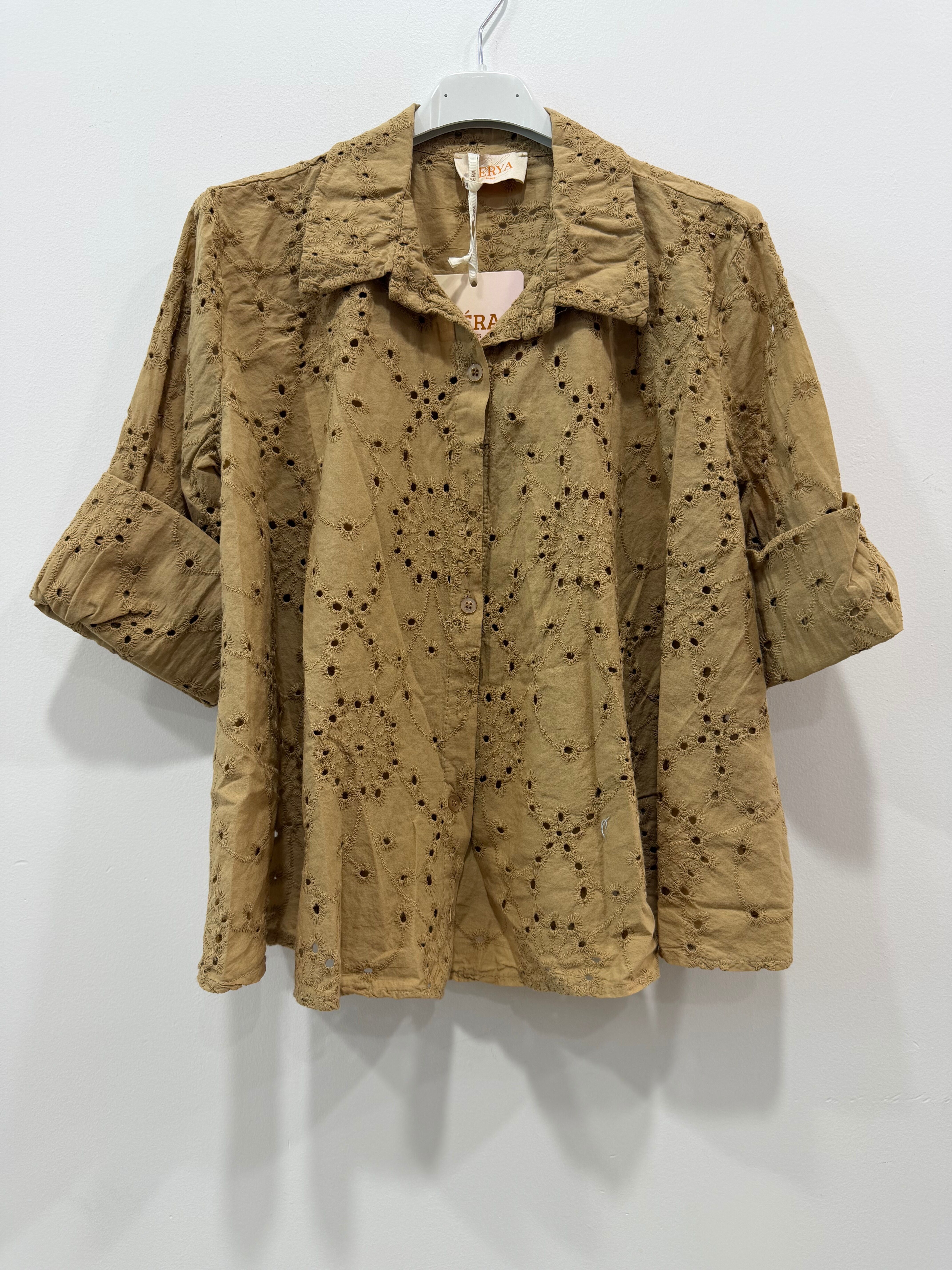 Chemise ample manches longues poignets boutonnés motif floral en broderie anglaise ajourée sur l'ensemble de la pièce