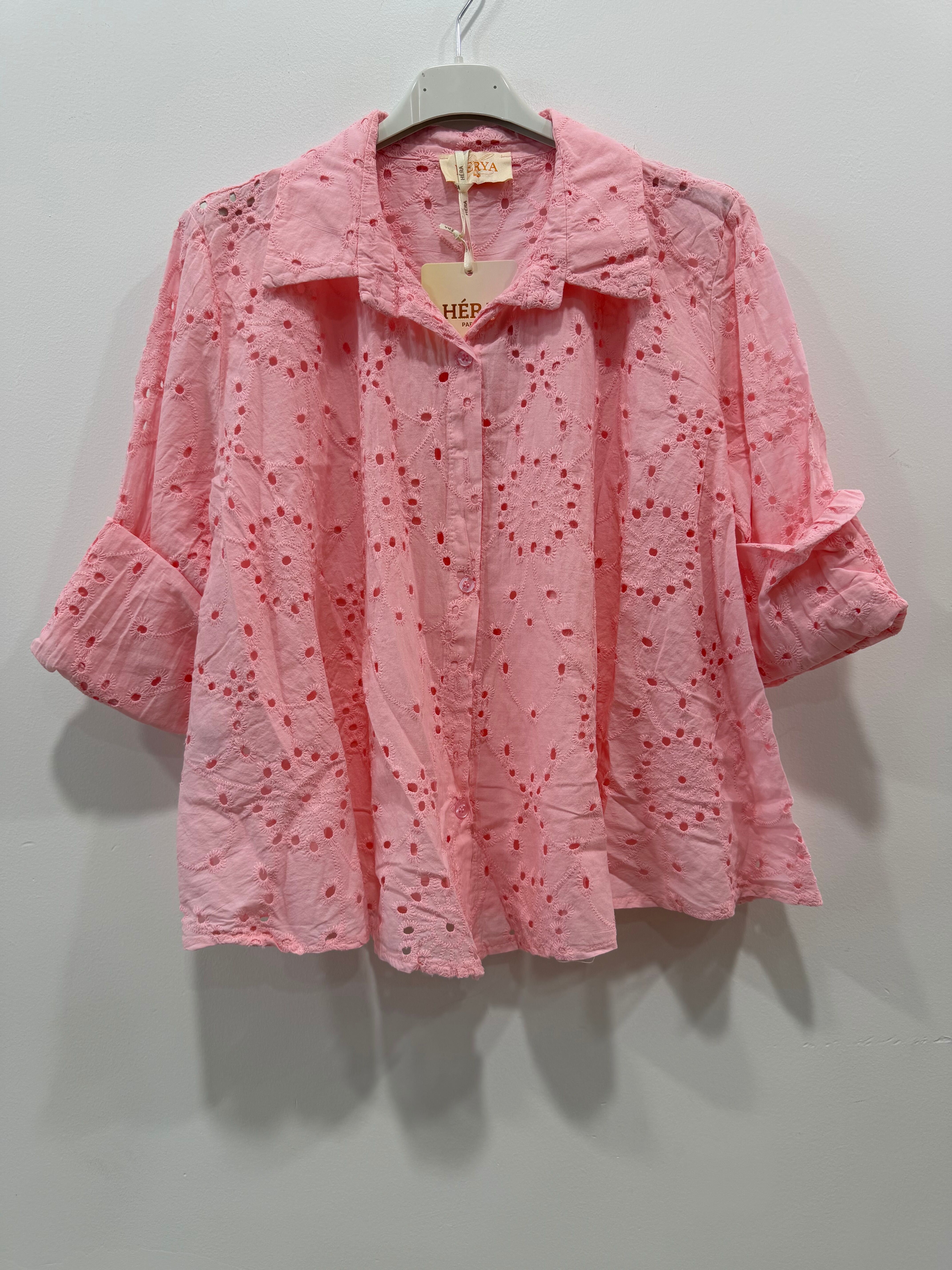 Chemise ample manches longues poignets boutonnés motif floral en broderie anglaise ajourée sur l'ensemble de la pièce