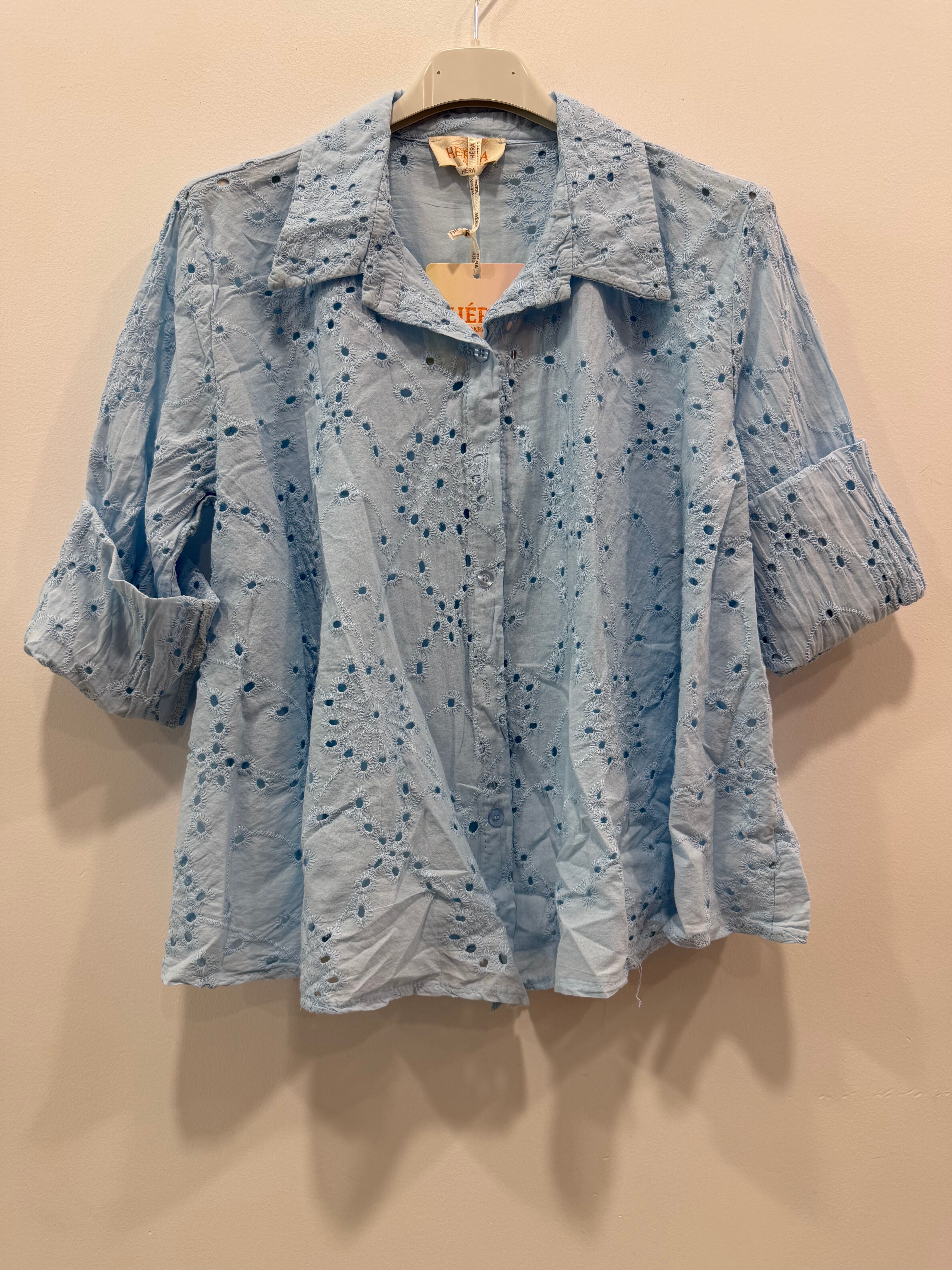 Chemise ample manches longues poignets boutonnés motif floral en broderie anglaise ajourée sur l'ensemble de la pièce