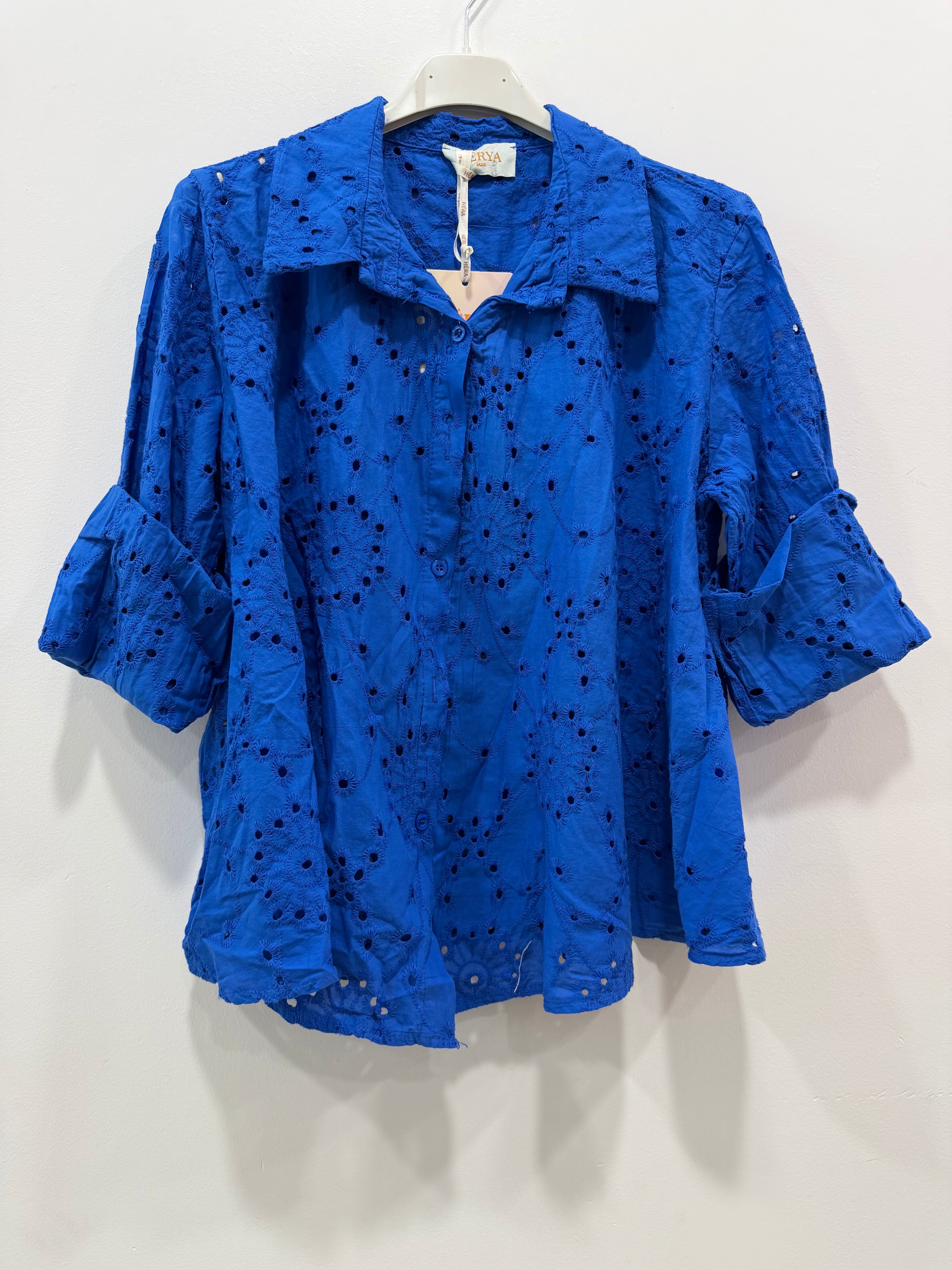 Chemise ample manches longues poignets boutonnés motif floral en broderie anglaise ajourée sur l'ensemble de la pièce