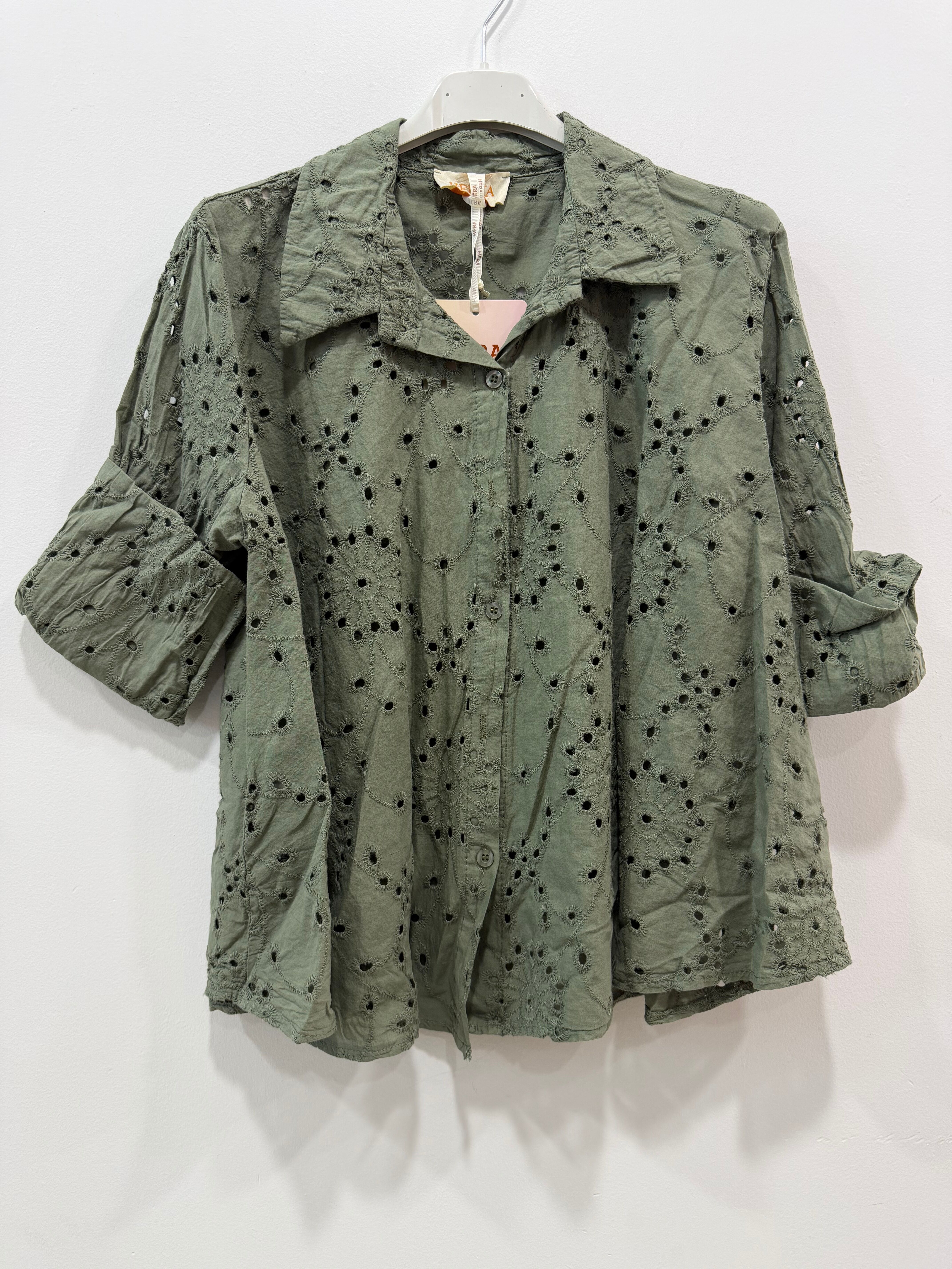 Chemise ample manches longues poignets boutonnés motif floral en broderie anglaise ajourée sur l'ensemble de la pièce