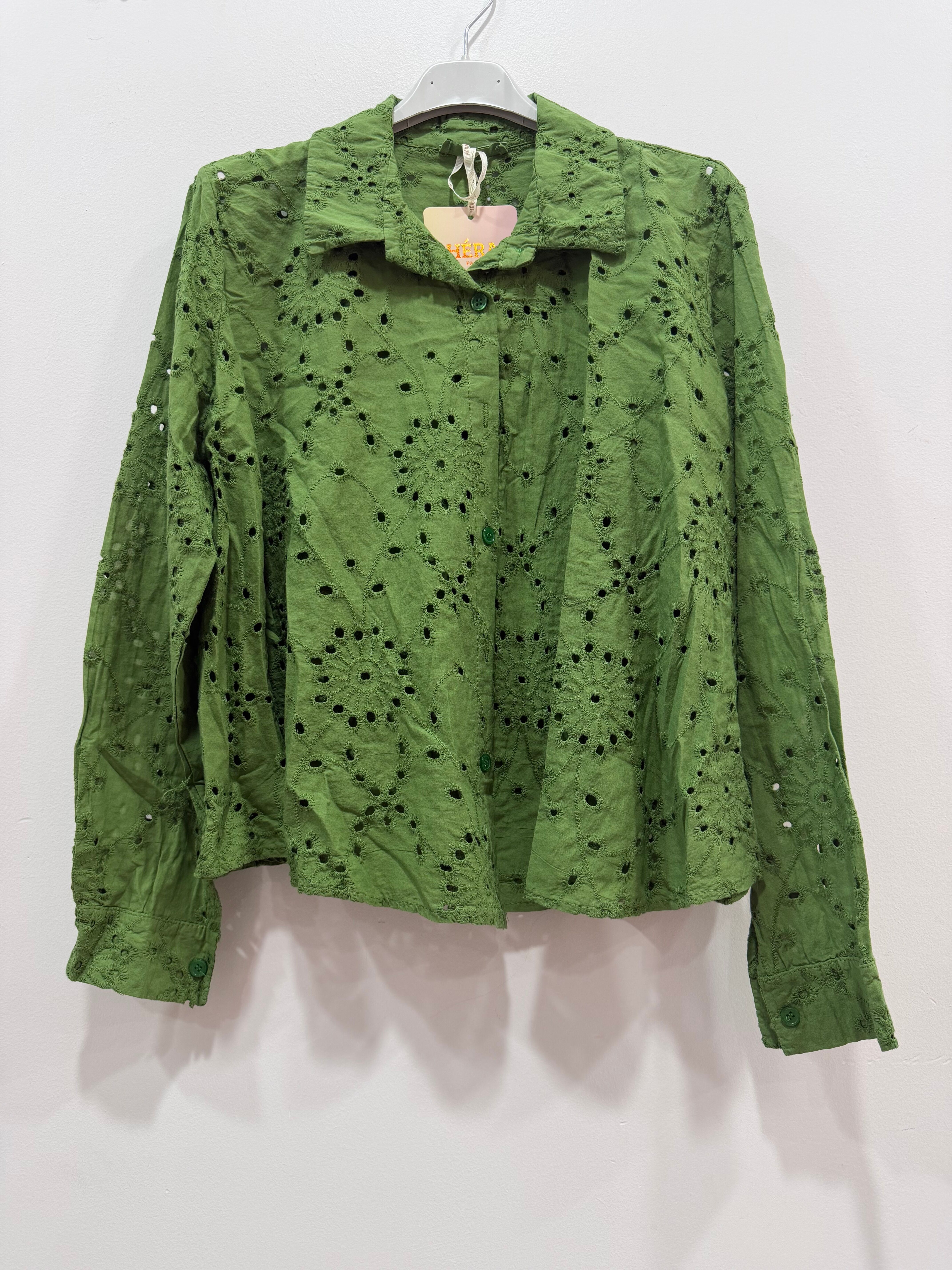 Chemise ample manches longues poignets boutonnés motif floral en broderie anglaise ajourée sur l'ensemble de la pièce