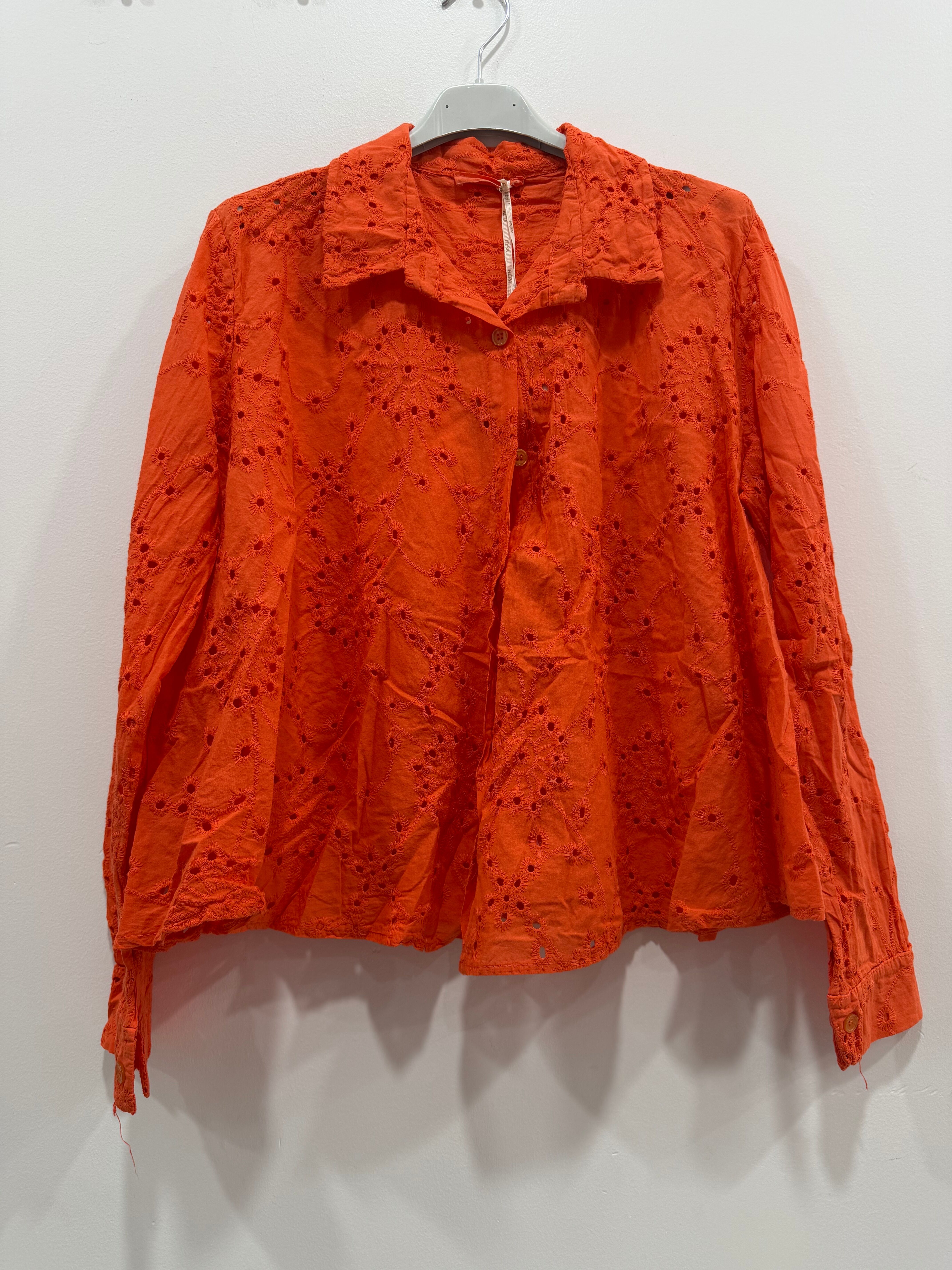 Chemise ample manches longues poignets boutonnés motif floral en broderie anglaise ajourée sur l'ensemble de la pièce