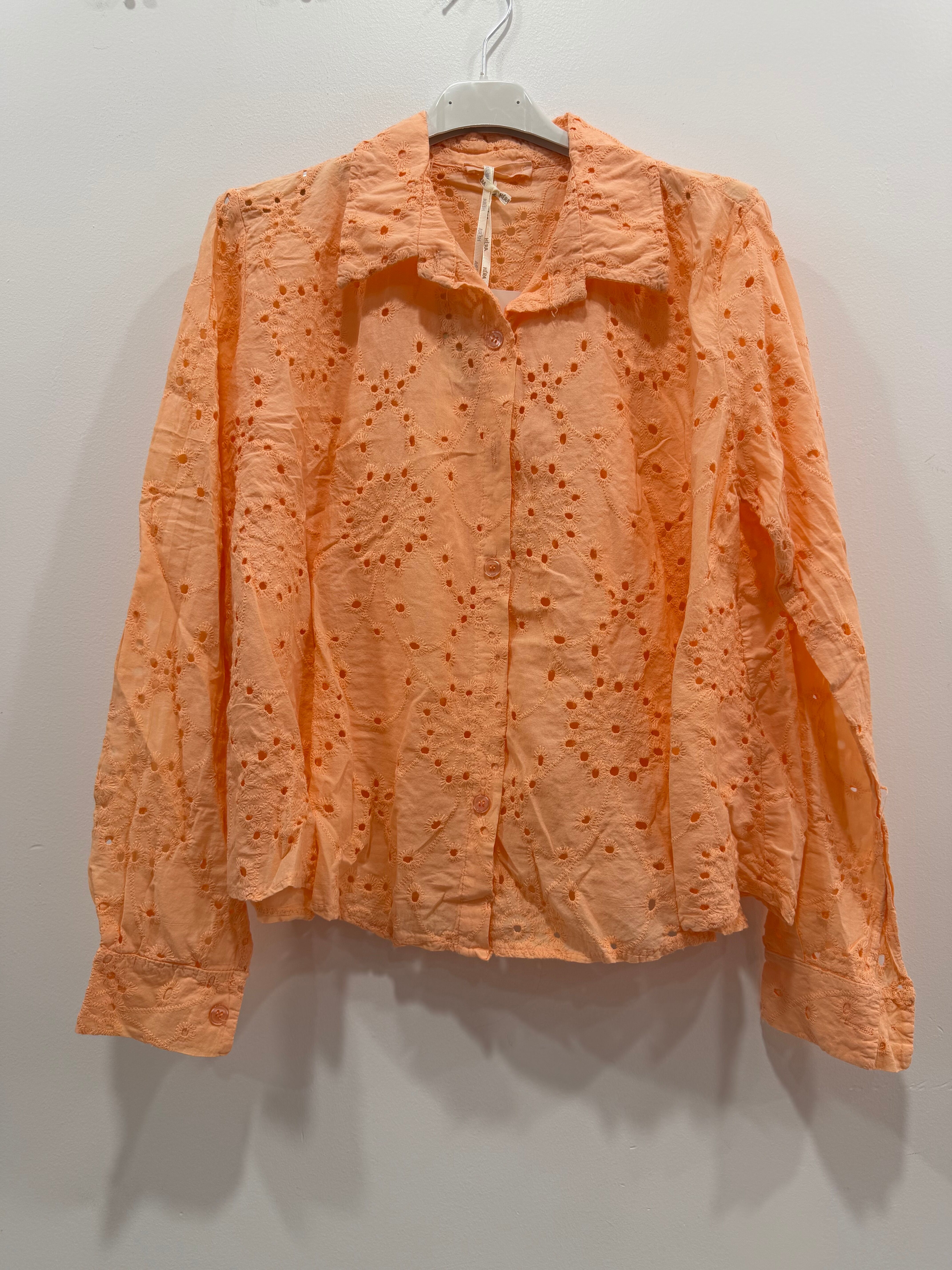 Chemise ample manches longues poignets boutonnés motif floral en broderie anglaise ajourée sur l'ensemble de la pièce