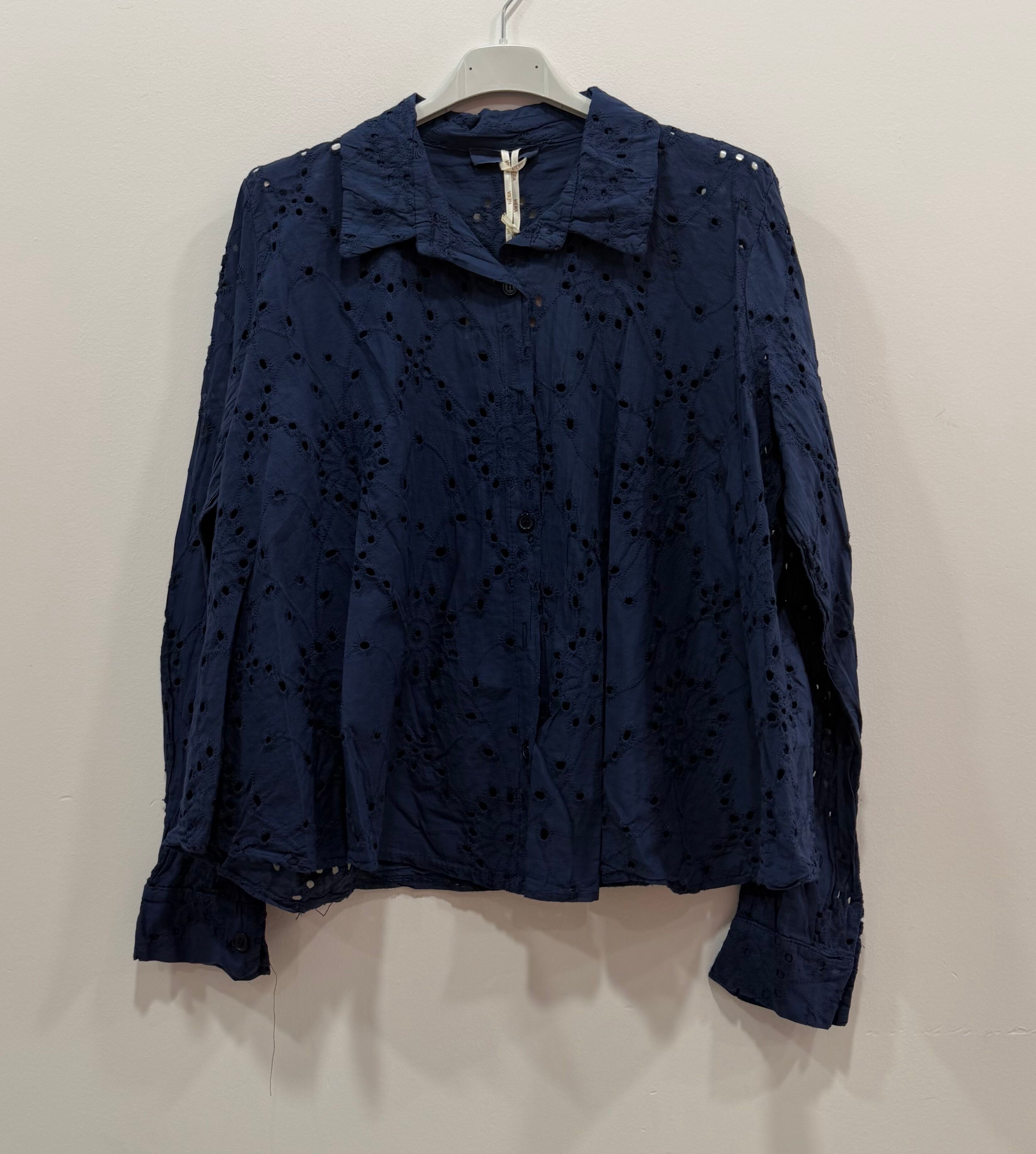 Chemise ample manches longues poignets boutonnés motif floral en broderie anglaise ajourée sur l'ensemble de la pièce