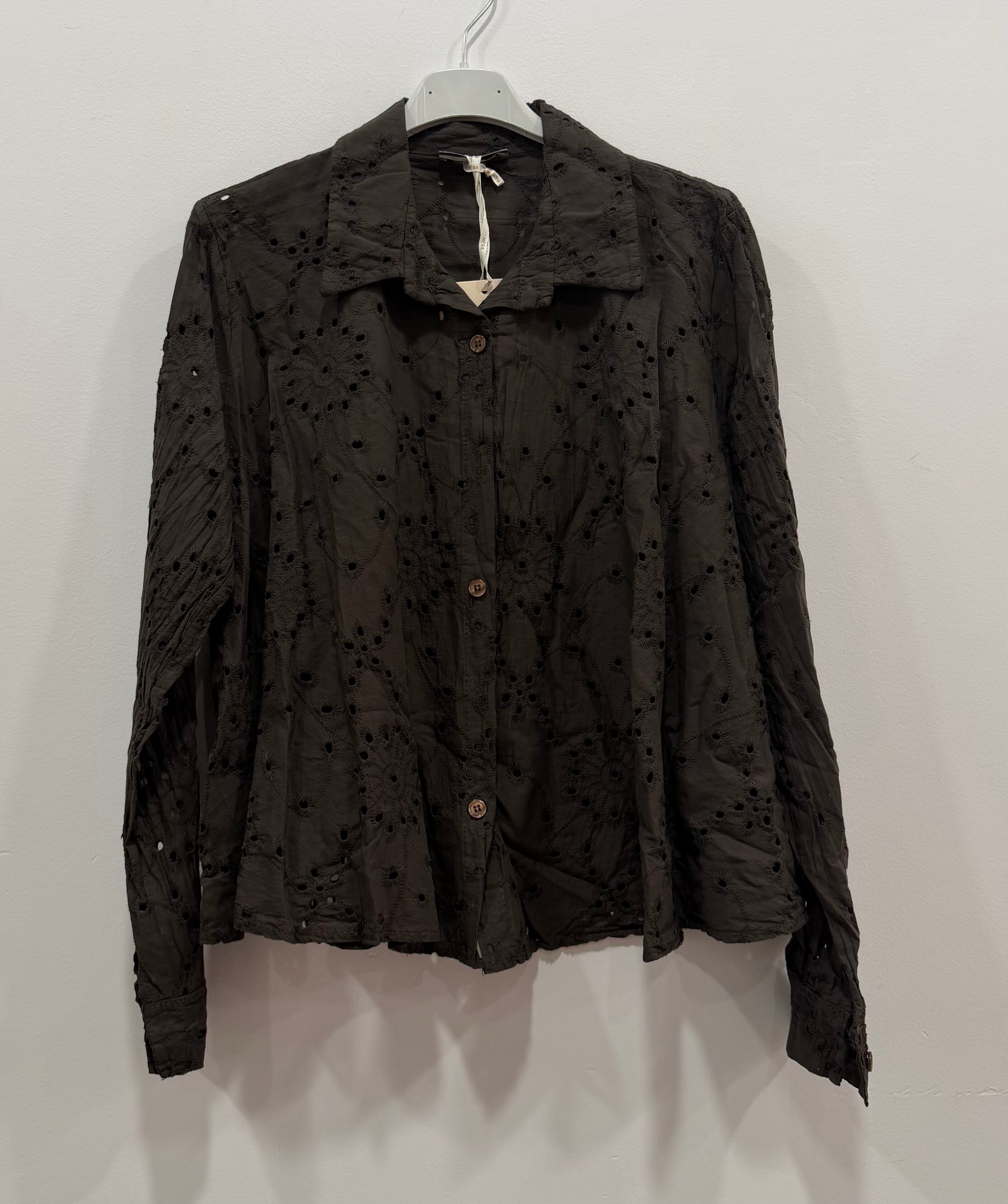 Chemise ample manches longues poignets boutonnés motif floral en broderie anglaise ajourée sur l'ensemble de la pièce