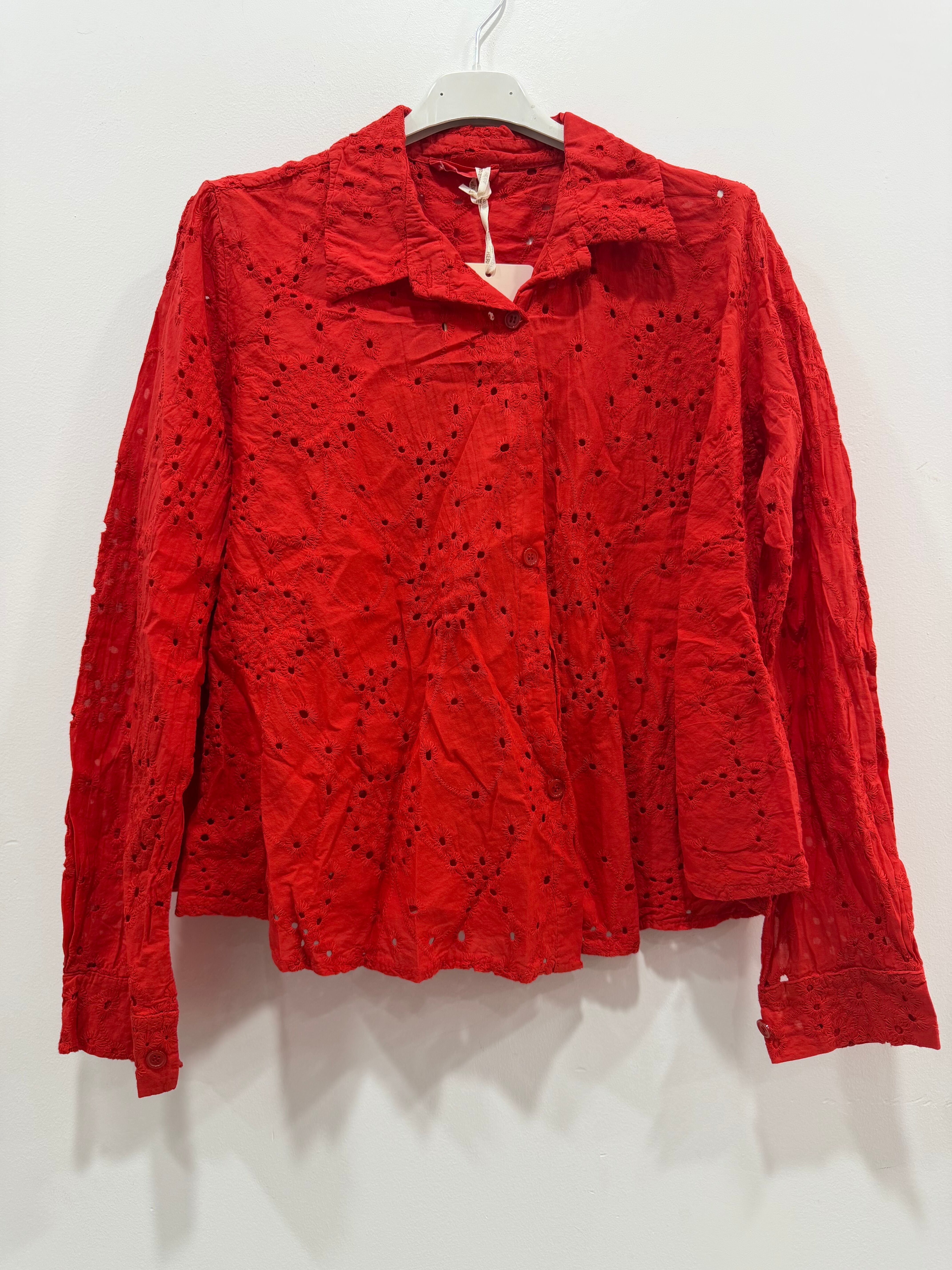Chemise ample manches longues poignets boutonnés motif floral en broderie anglaise ajourée sur l'ensemble de la pièce