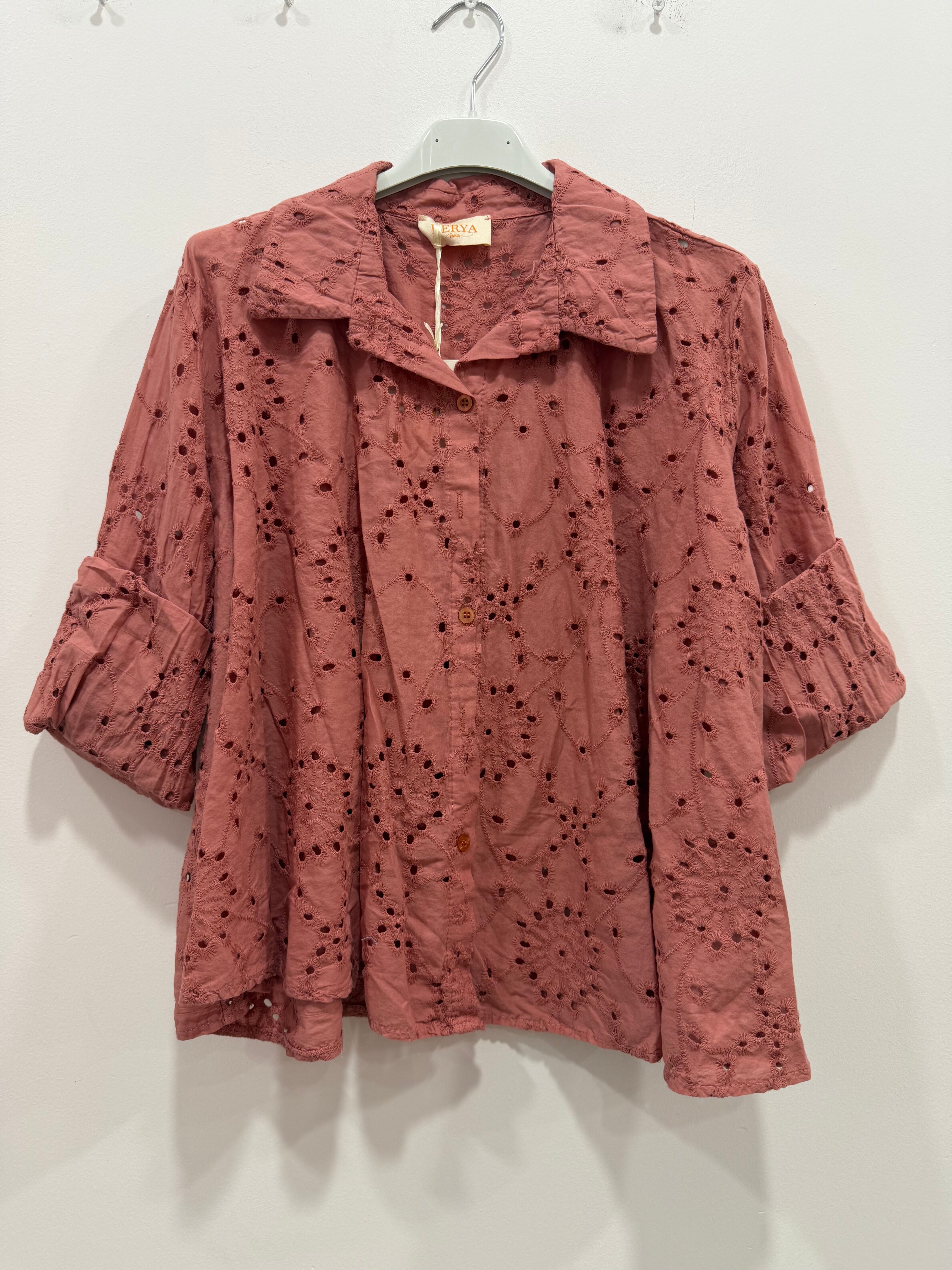 Chemise ample manches longues poignets boutonnés motif floral en broderie anglaise ajourée sur l'ensemble de la pièce