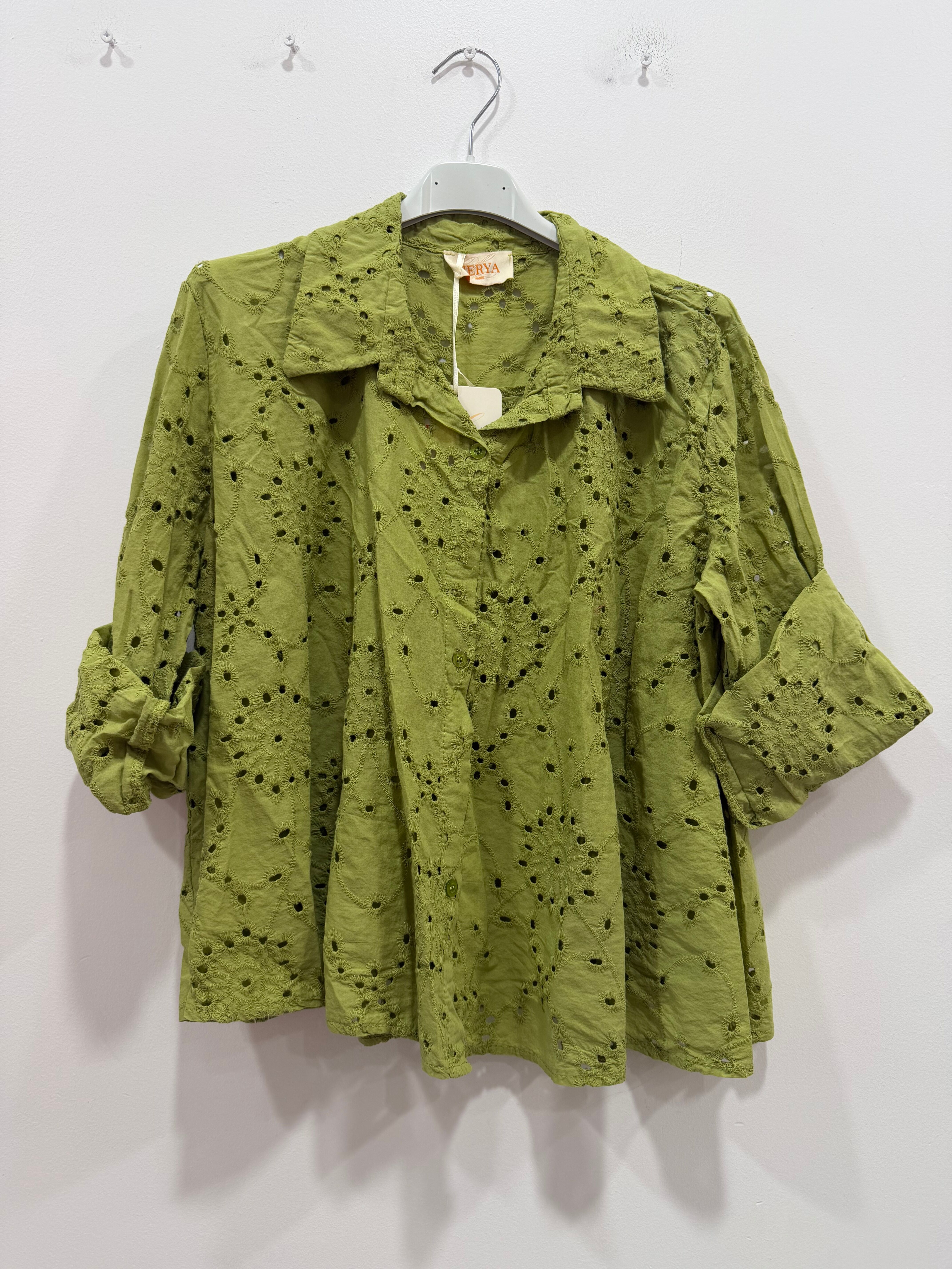Chemise ample manches longues poignets boutonnés motif floral en broderie anglaise ajourée sur l'ensemble de la pièce