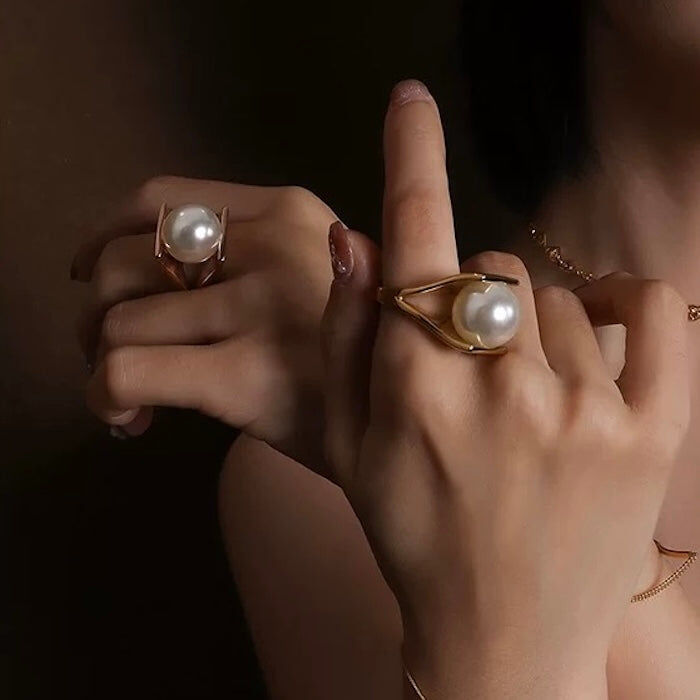 Statement-Ring mit auffälliger Perle und offener Fassung