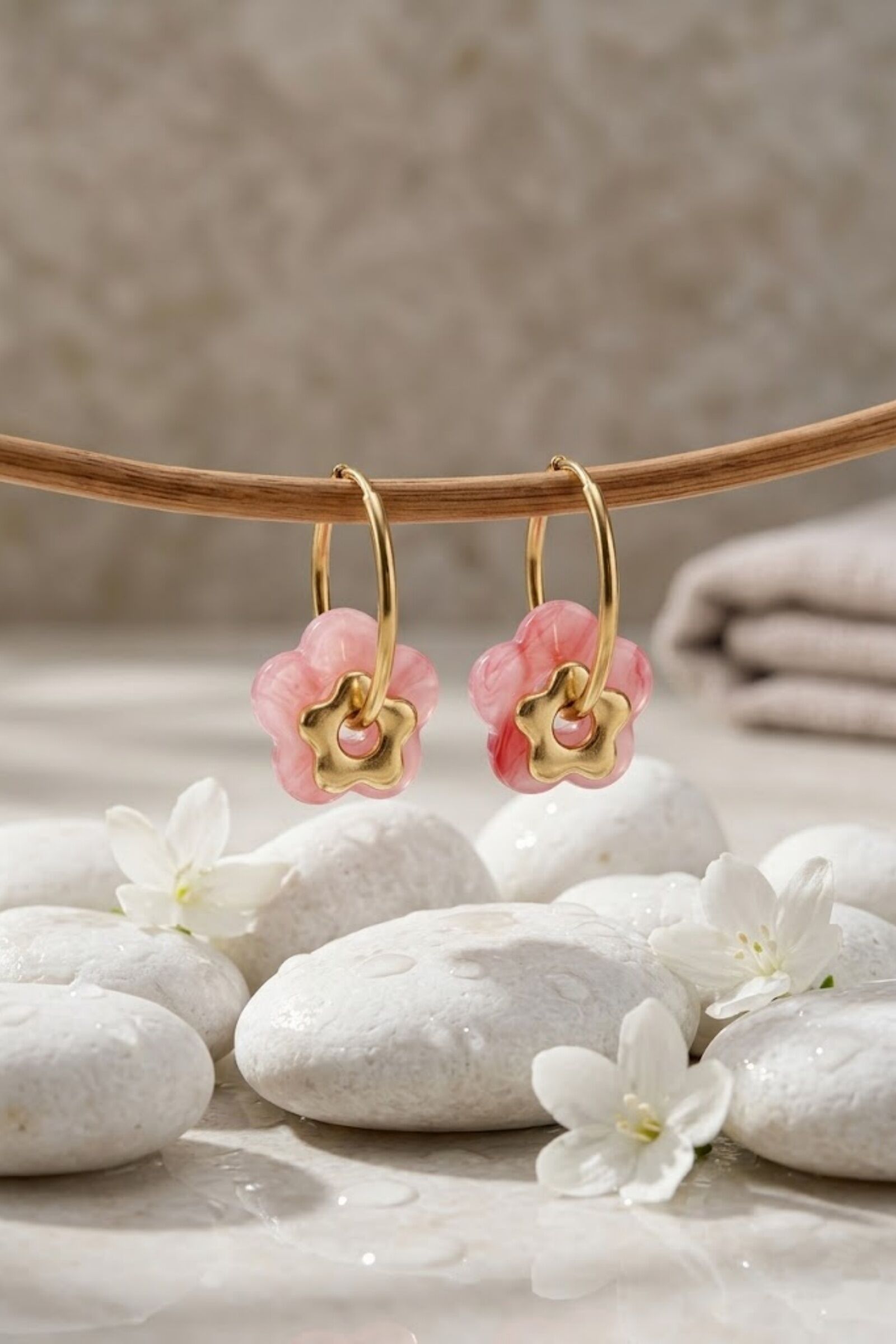 Ohrringe mit Edelstahlblumen – Bunte Creolen aus Kunstharz