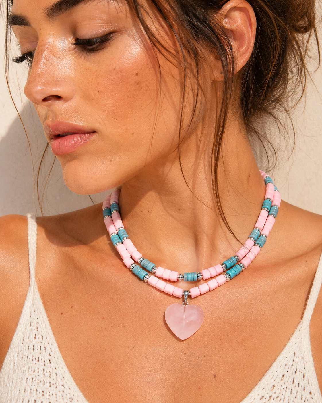 Rosa und hellblaue Boho-Halskette mit Herz