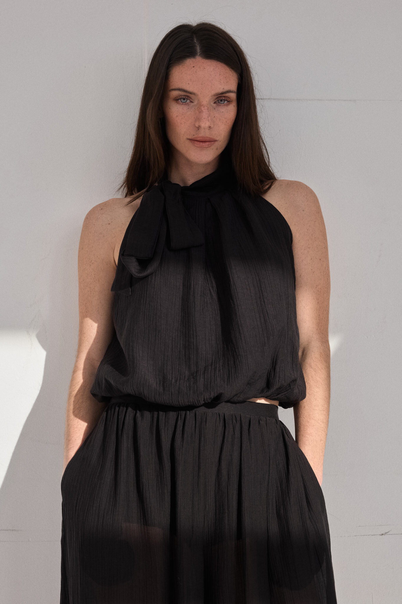 Sleeveless top with tie neck and balloon cut -2