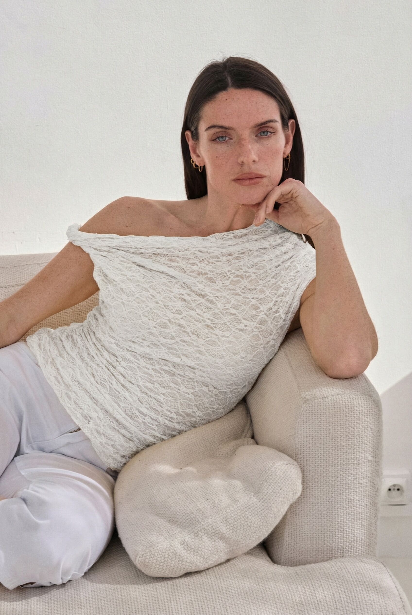 Asymmetrical sleeveless lace-effect top -2