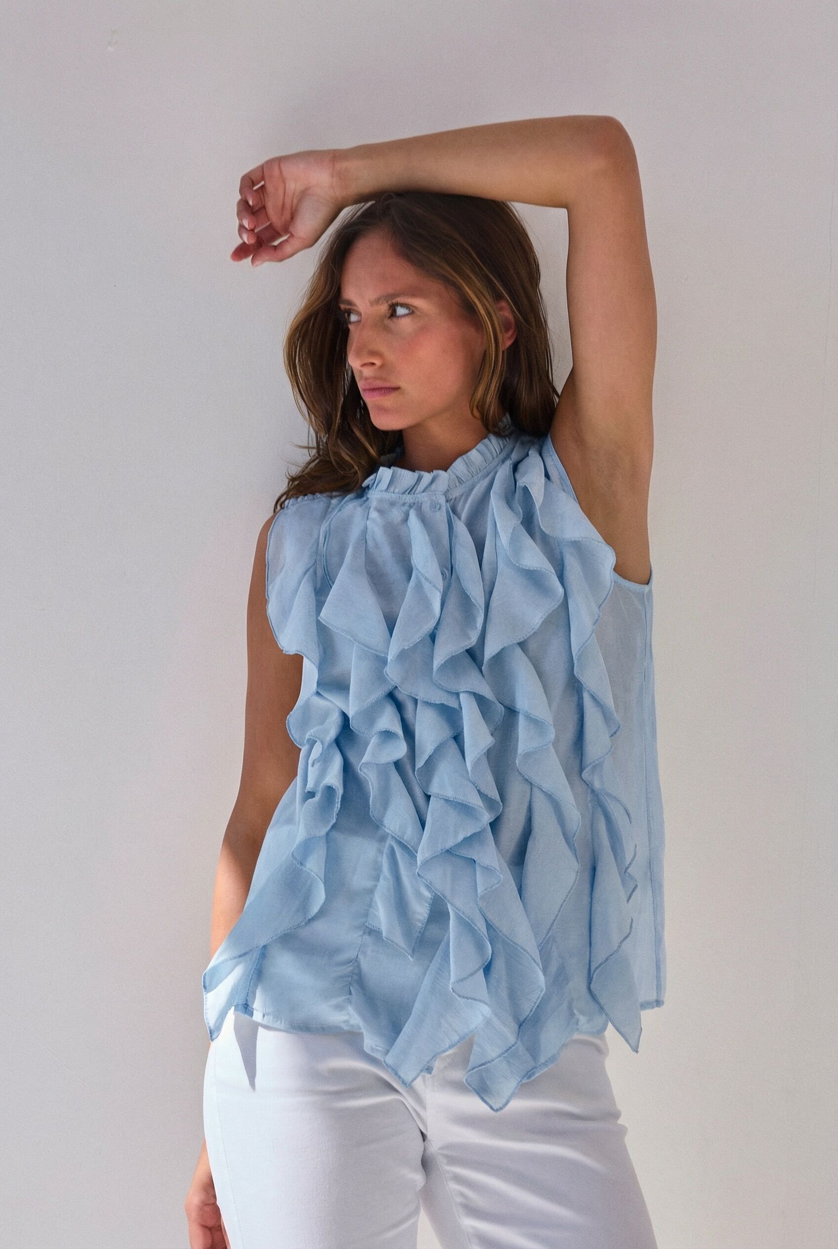 Blusa sin mangas con volantes -2