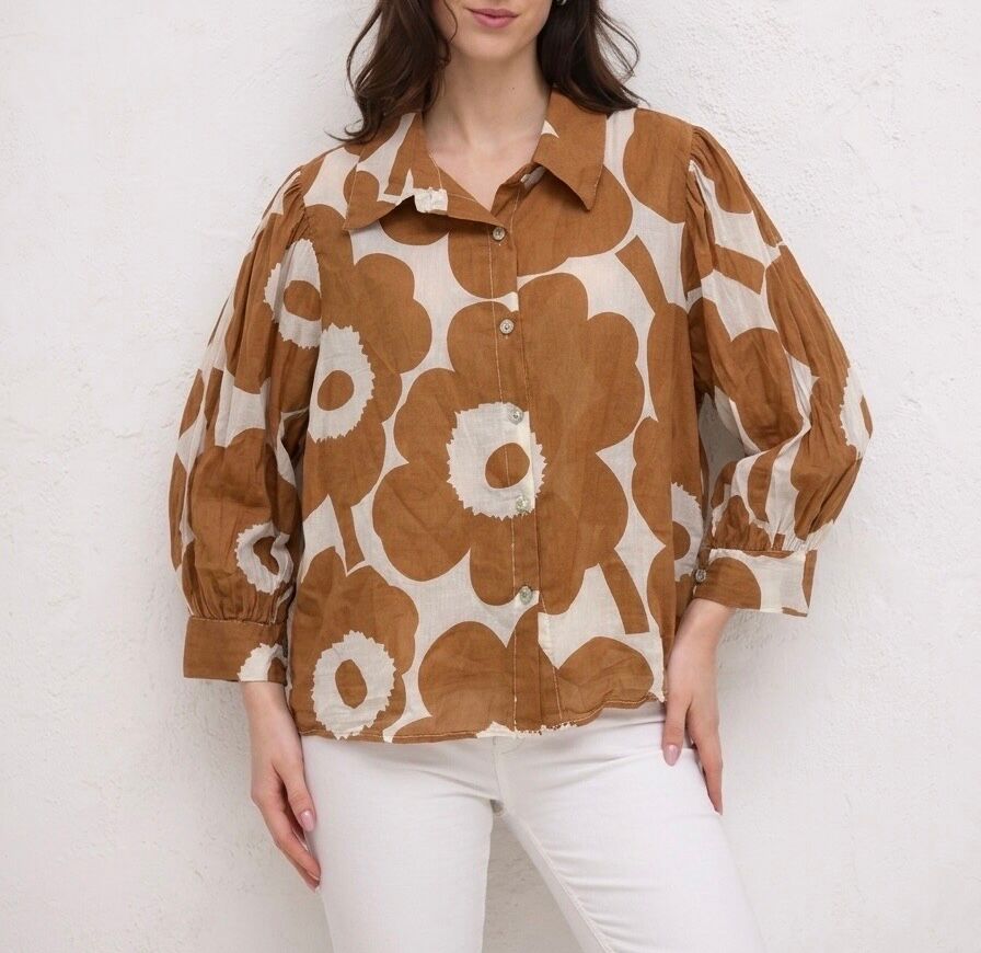 Long-sleeved shirt with buttoned cuffs and a two-tone floral print